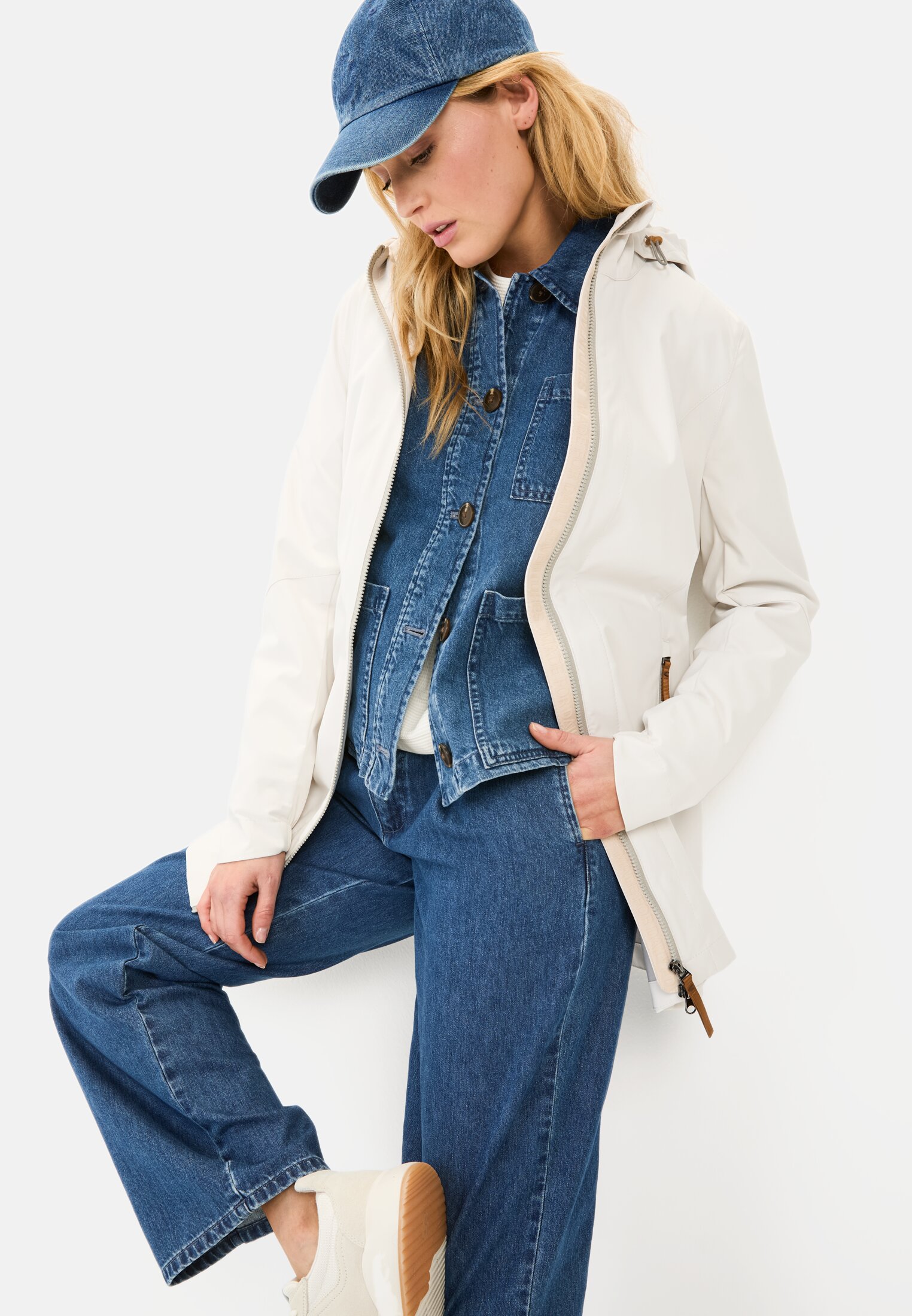 MI_320490-5R25-66_M4-00 Women Softshell jacket made from recycled polyester Pearl white worn emotional