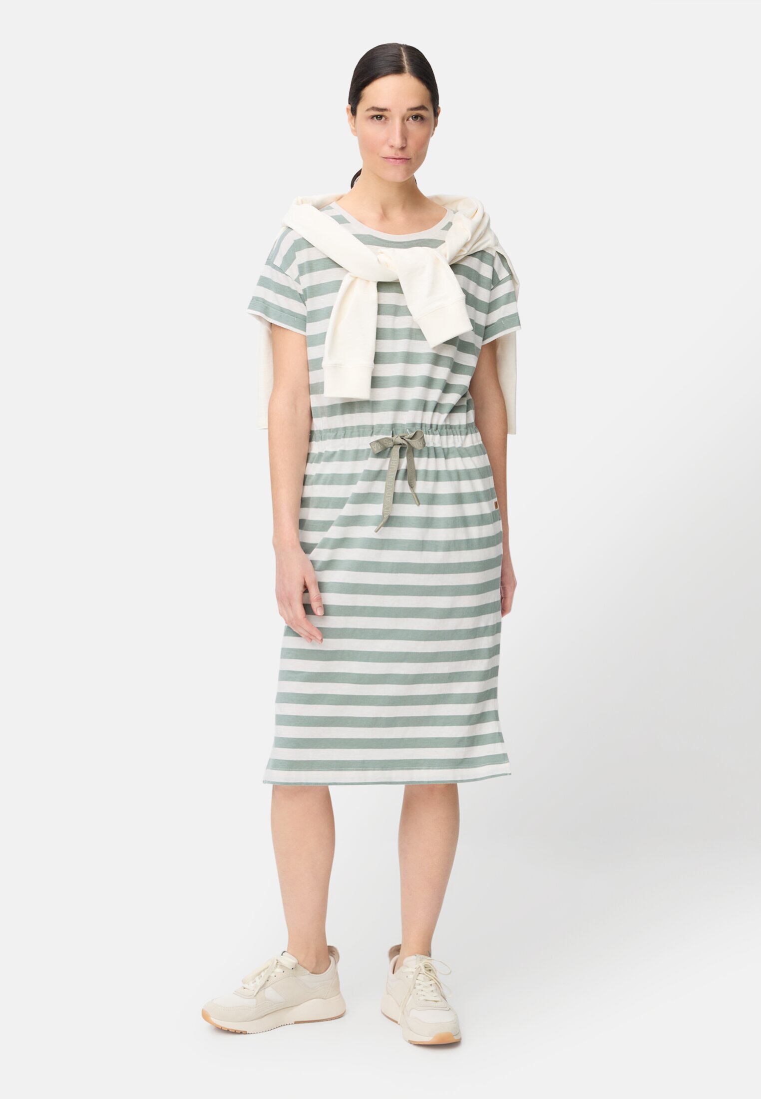 Damen Kleid mit Tunnelzug Jadeblau getragen vorne Ganzkörper