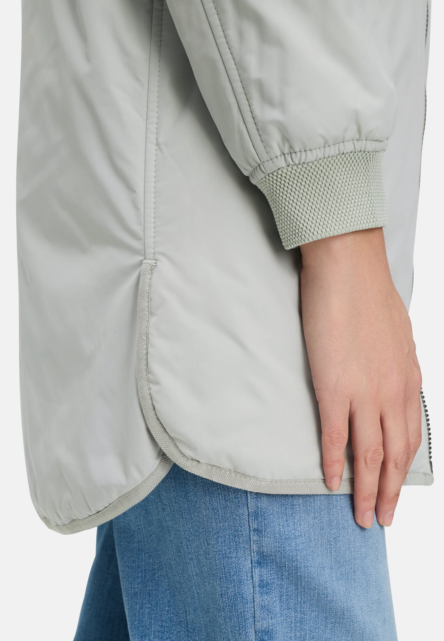 Damen Mantel mit 2-Wege-Reißverschluss Salbei getragen detailliert nah