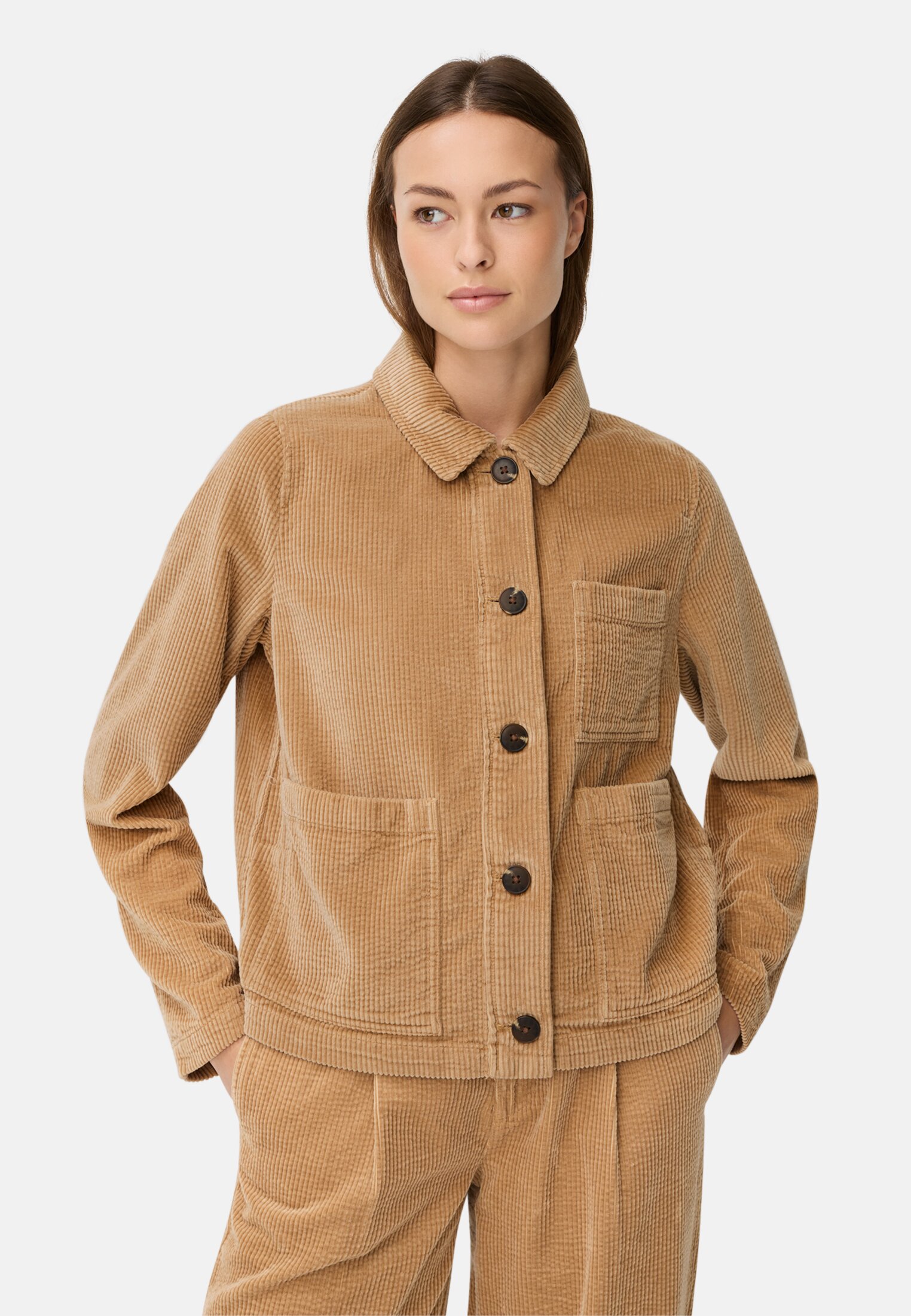 Damen Indoor Blazer im Mehrtaschendesign Karamell getragen vorn