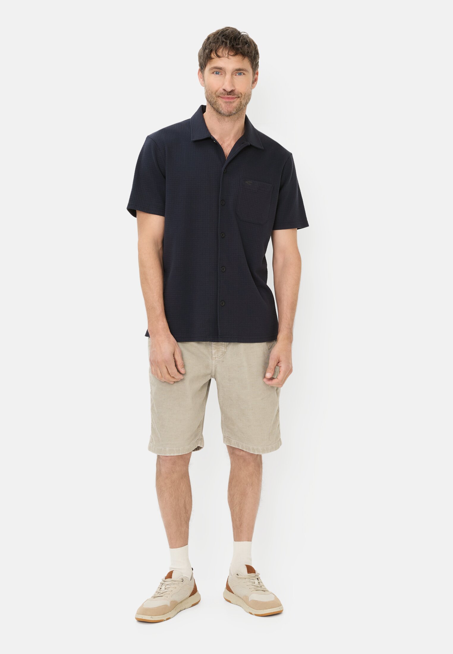 Herren Kurzarmhemd mit Brusttasche Dunkelblau getragen vorne Ganzkörper