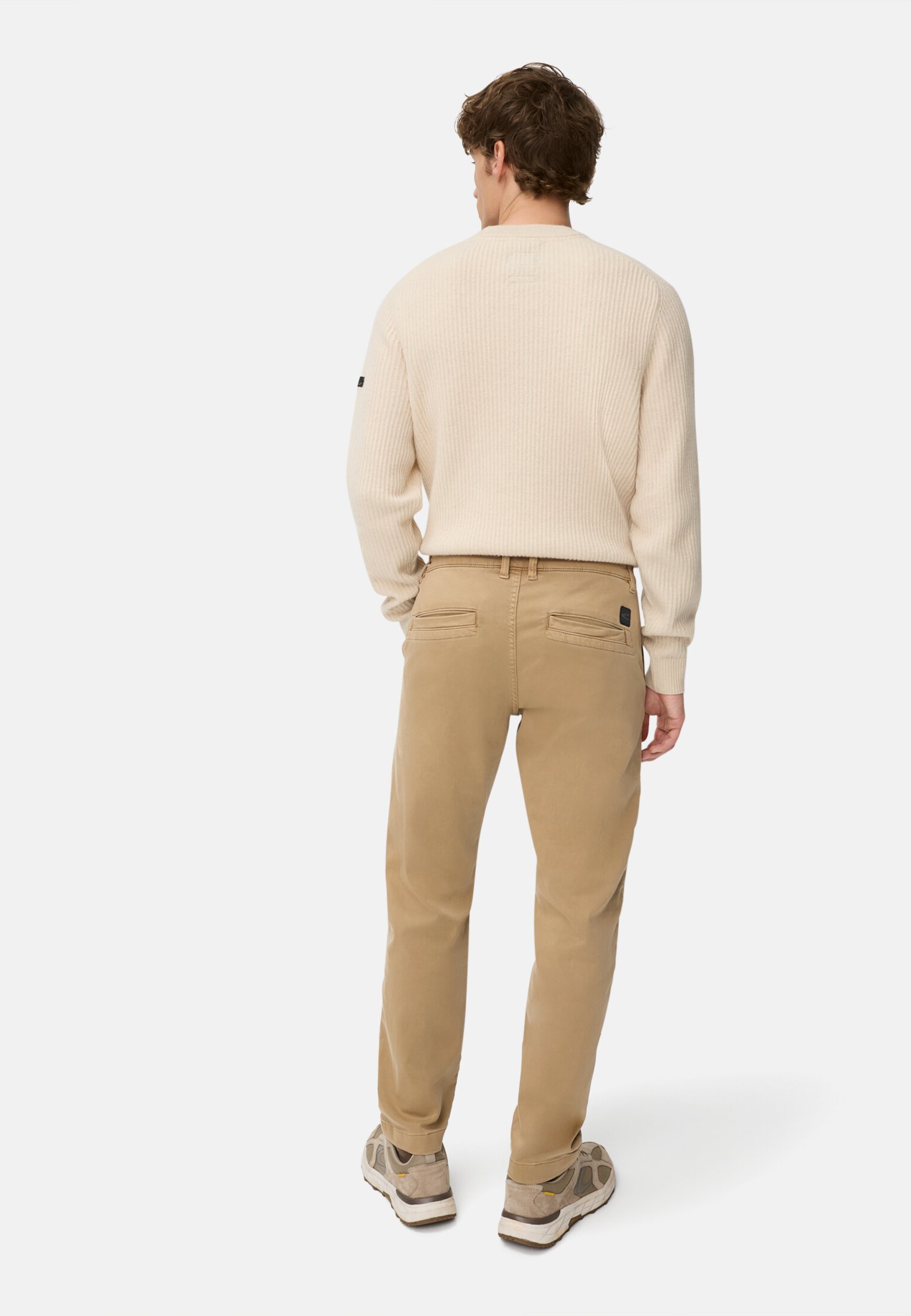 Heren fleXXXactive® chino regular fit gemaakt van katoenmix Beige gedragen achter