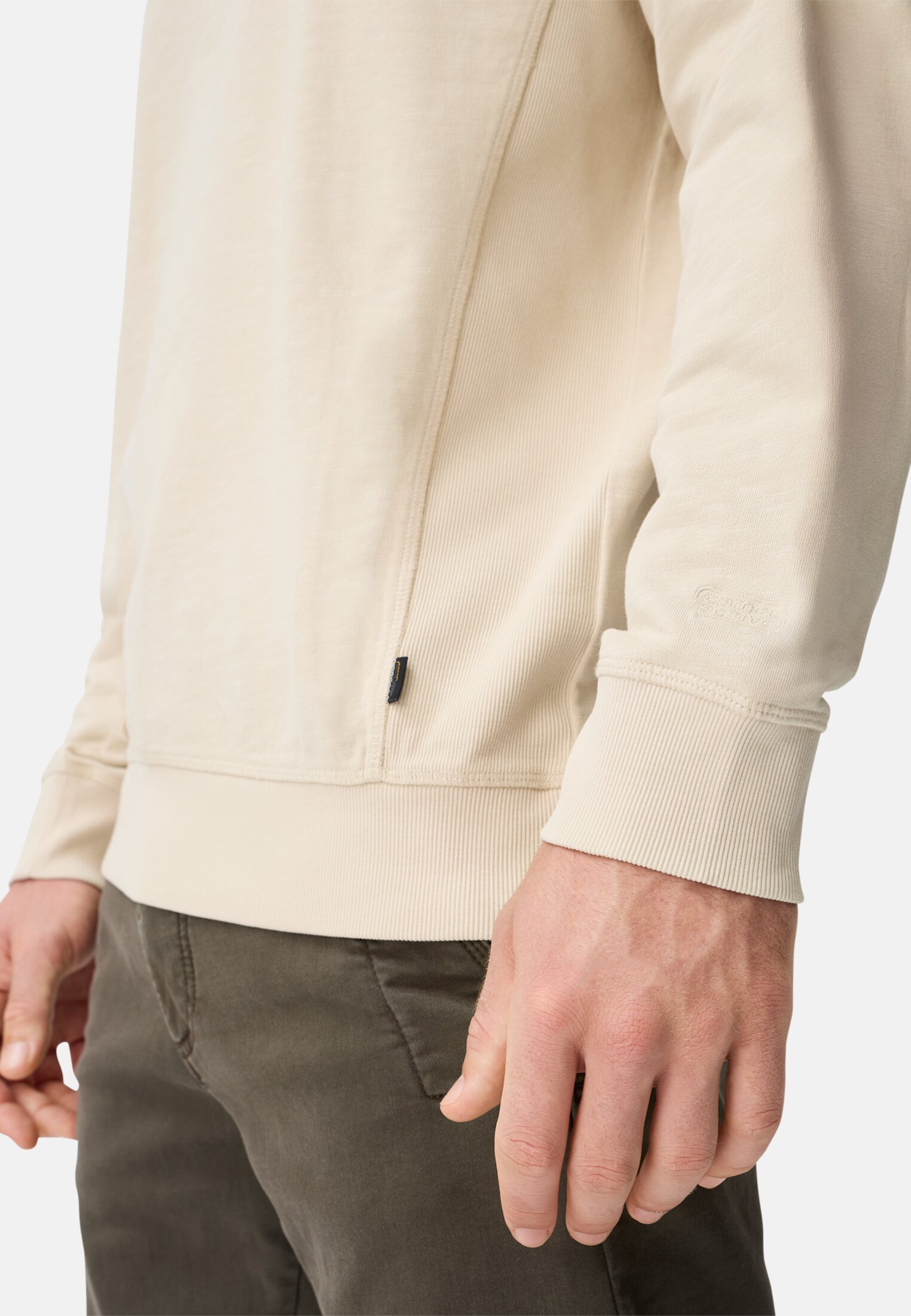 Herren Sweatshirt aus reiner Baumwolle mit Raglanärmeln Hafer getragen detailliert nah