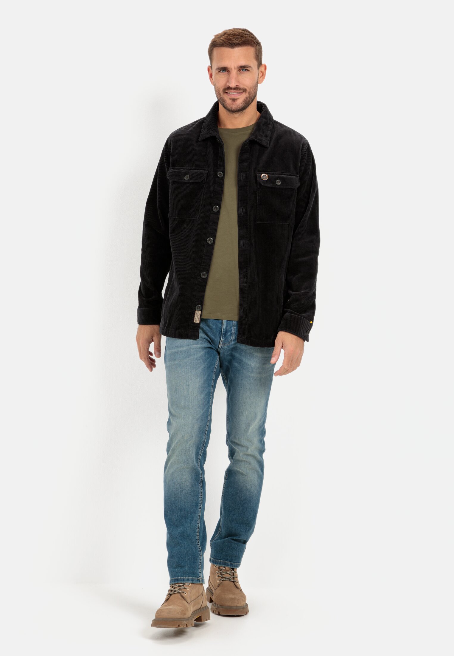 Herren Cord Overshirt aus reiner Baumwolle Schwarz getragen vorne Ganzkörper