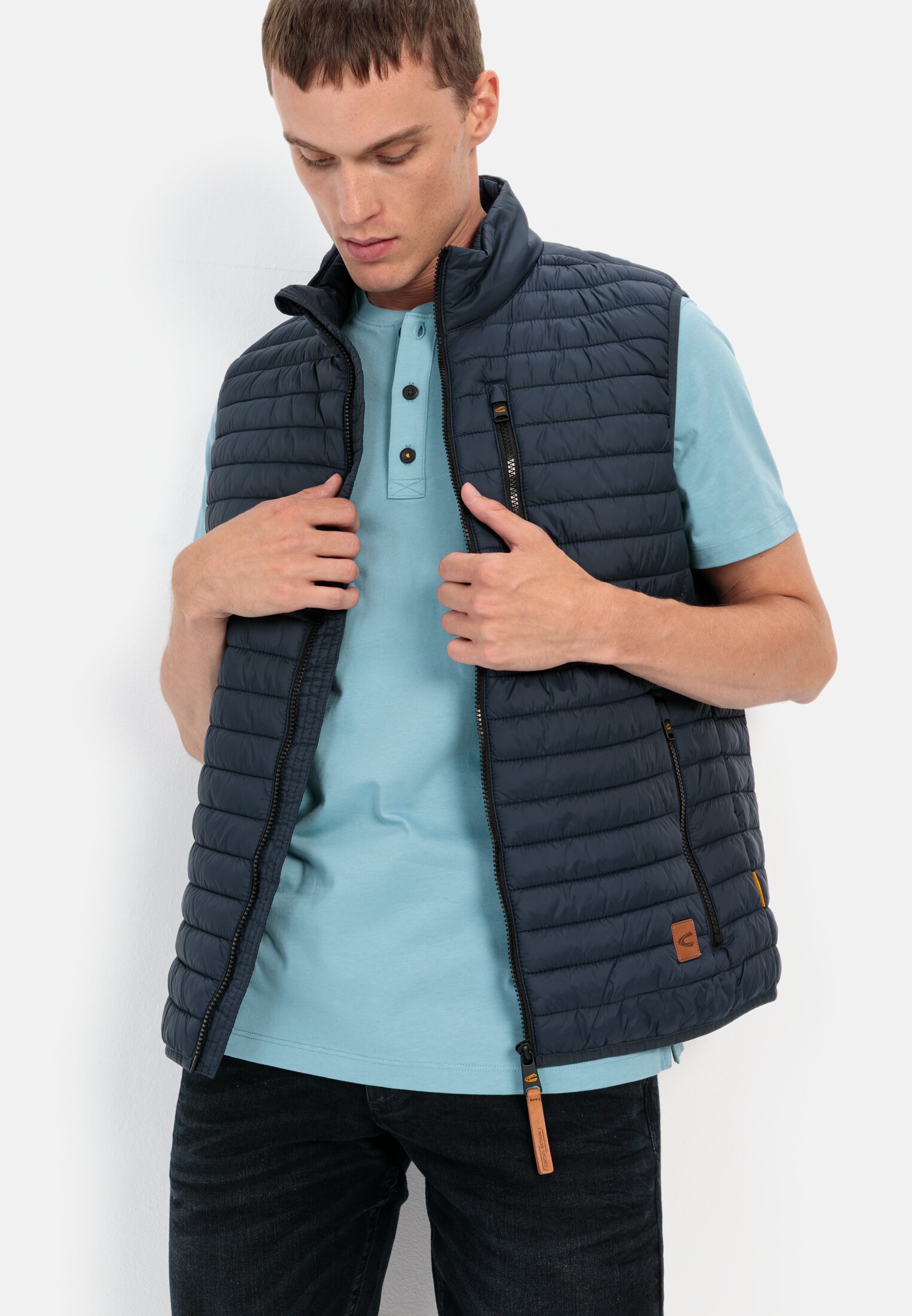 Herren Henley Shirt mit kurzem Arm aus reiner Baumwolle Blau getragen emotional