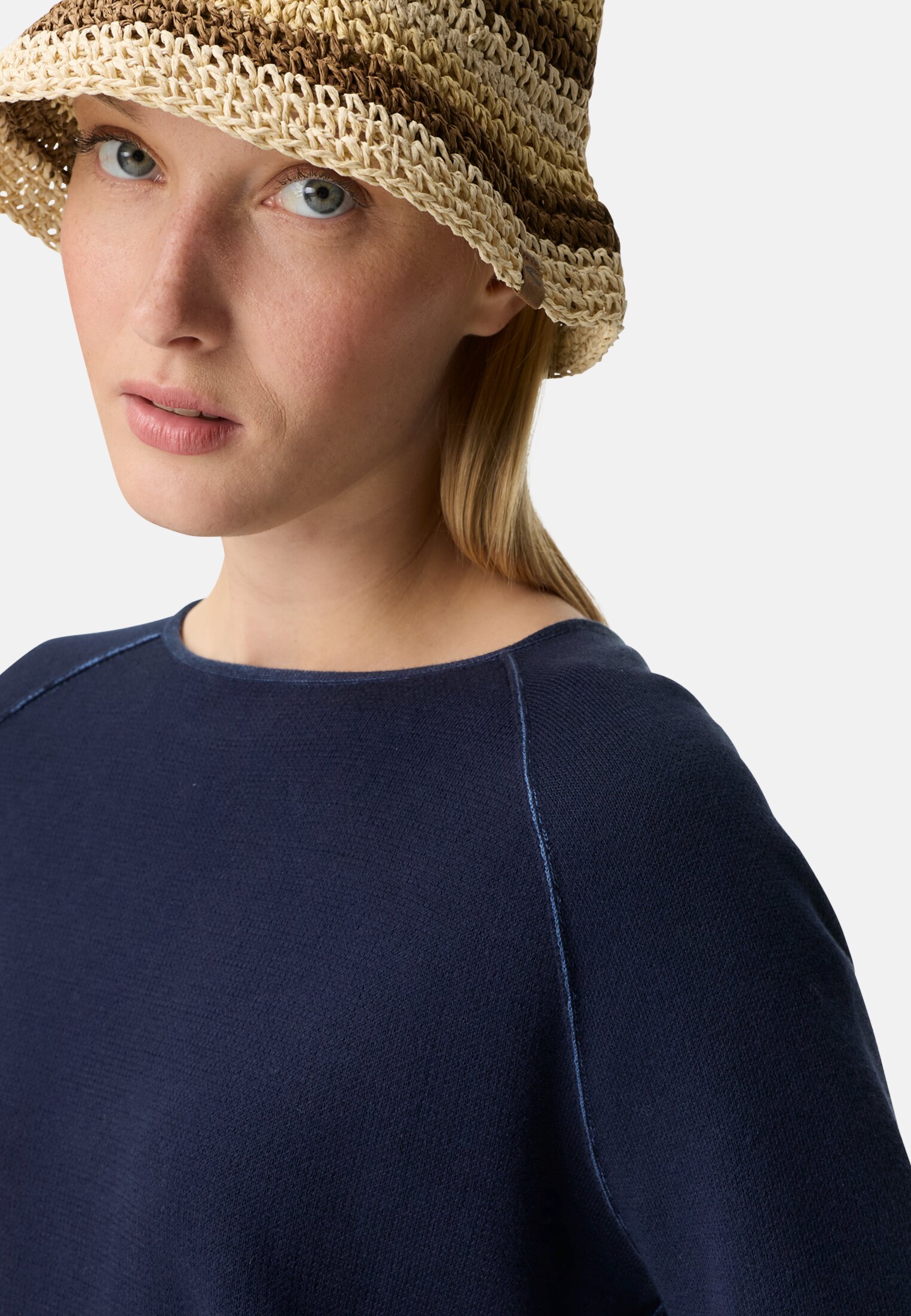 Women Knit sweater with crew neck Dark Blue worn detail close