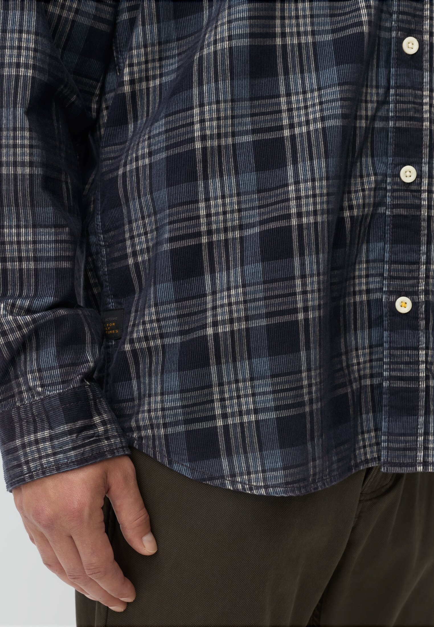 Men Checked long-sleeved shirt with chest pocket Navy blue worn detail close