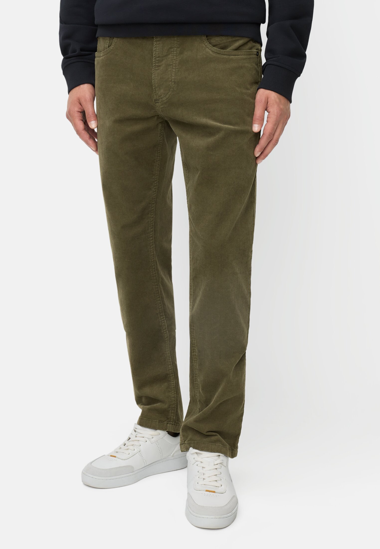 Herren 5-Pkt Regular Fit Hose aus Baumwollmix Waldgrün getragen vorn