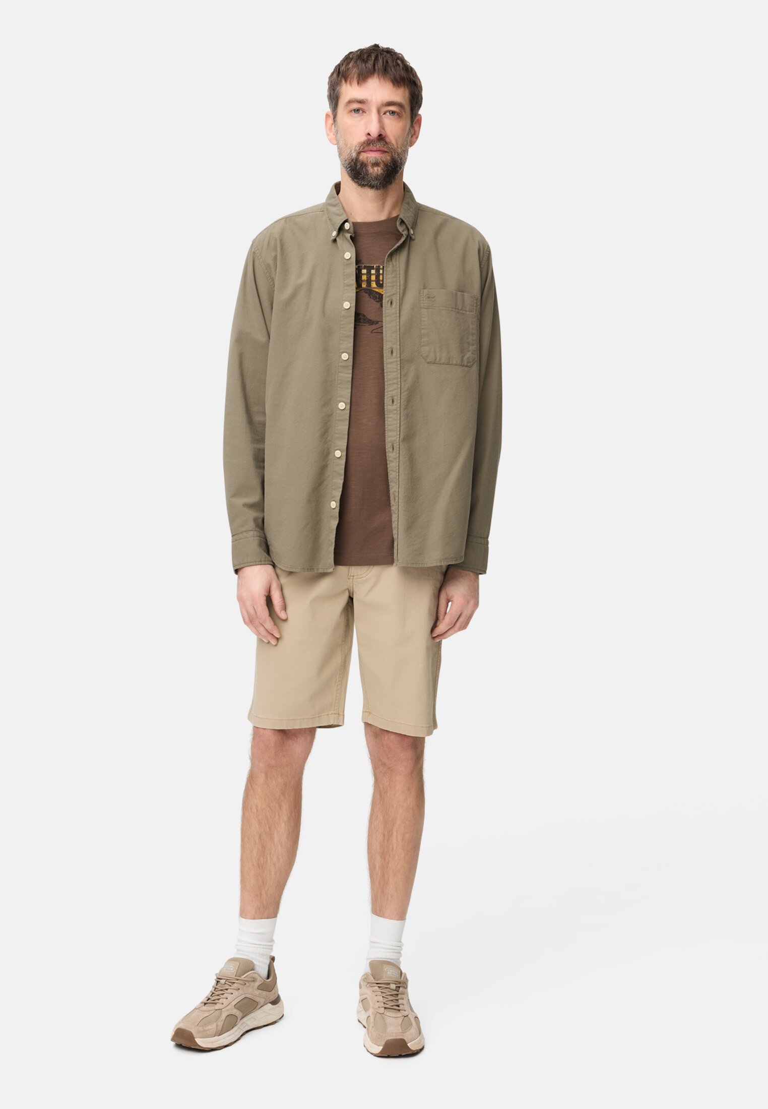 Men T-shirt made of pure cotton Mud Brown worn front full body