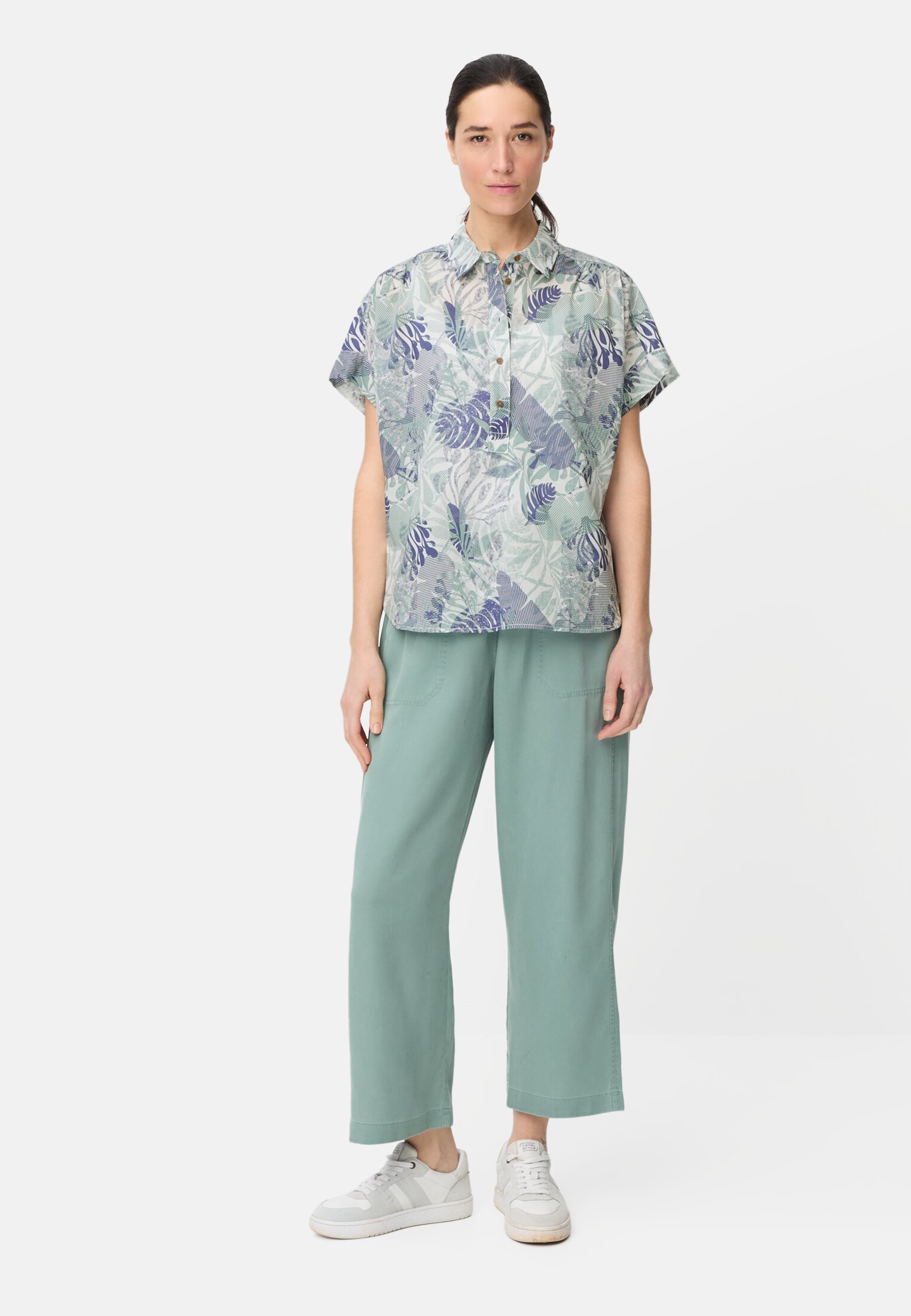 Women Short-sleeve blouse made of pure cotton worn front full body