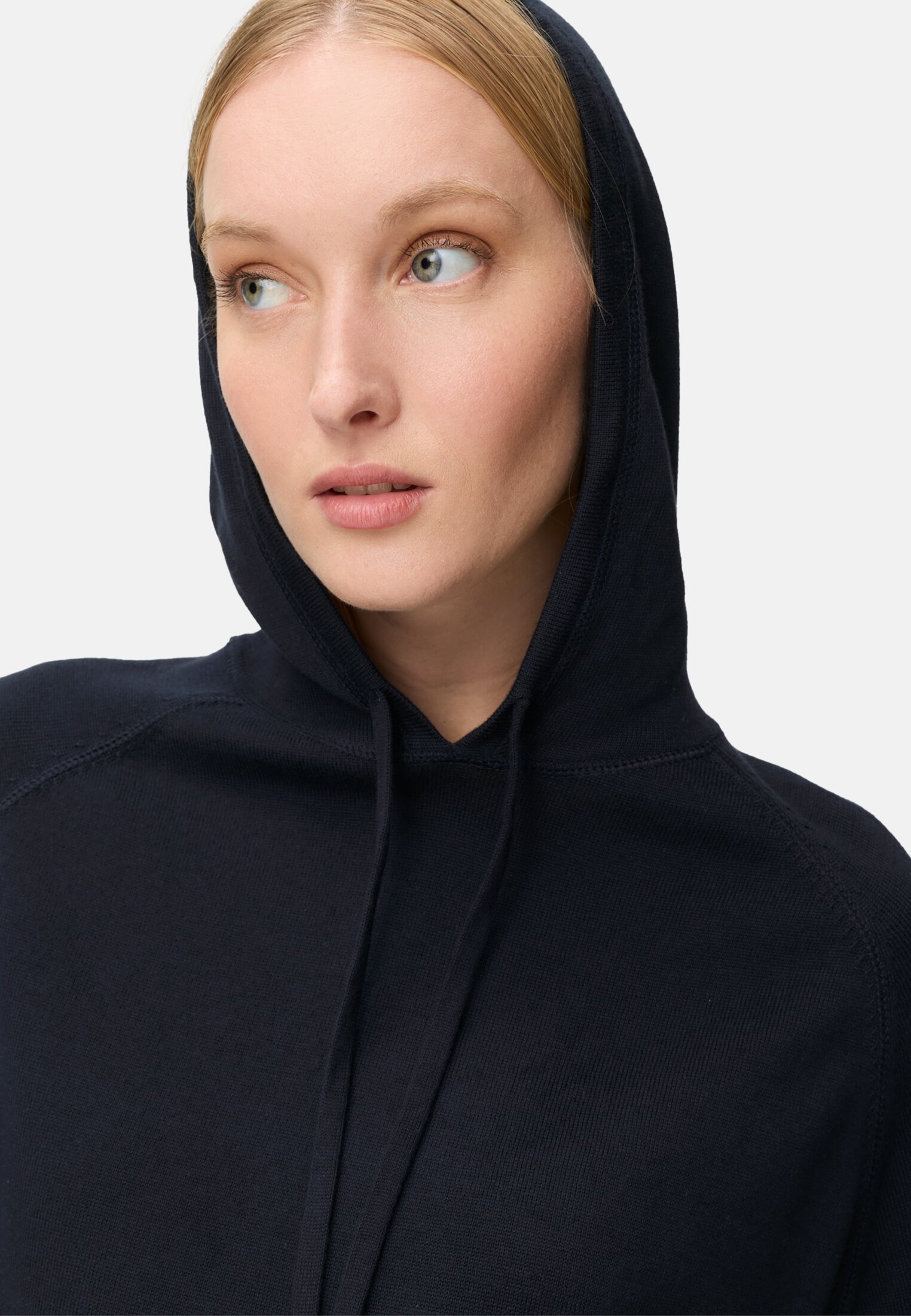 Damen Kurzarm Strickpullover mit Kapuze Dunkelblau getragen detailliert nah