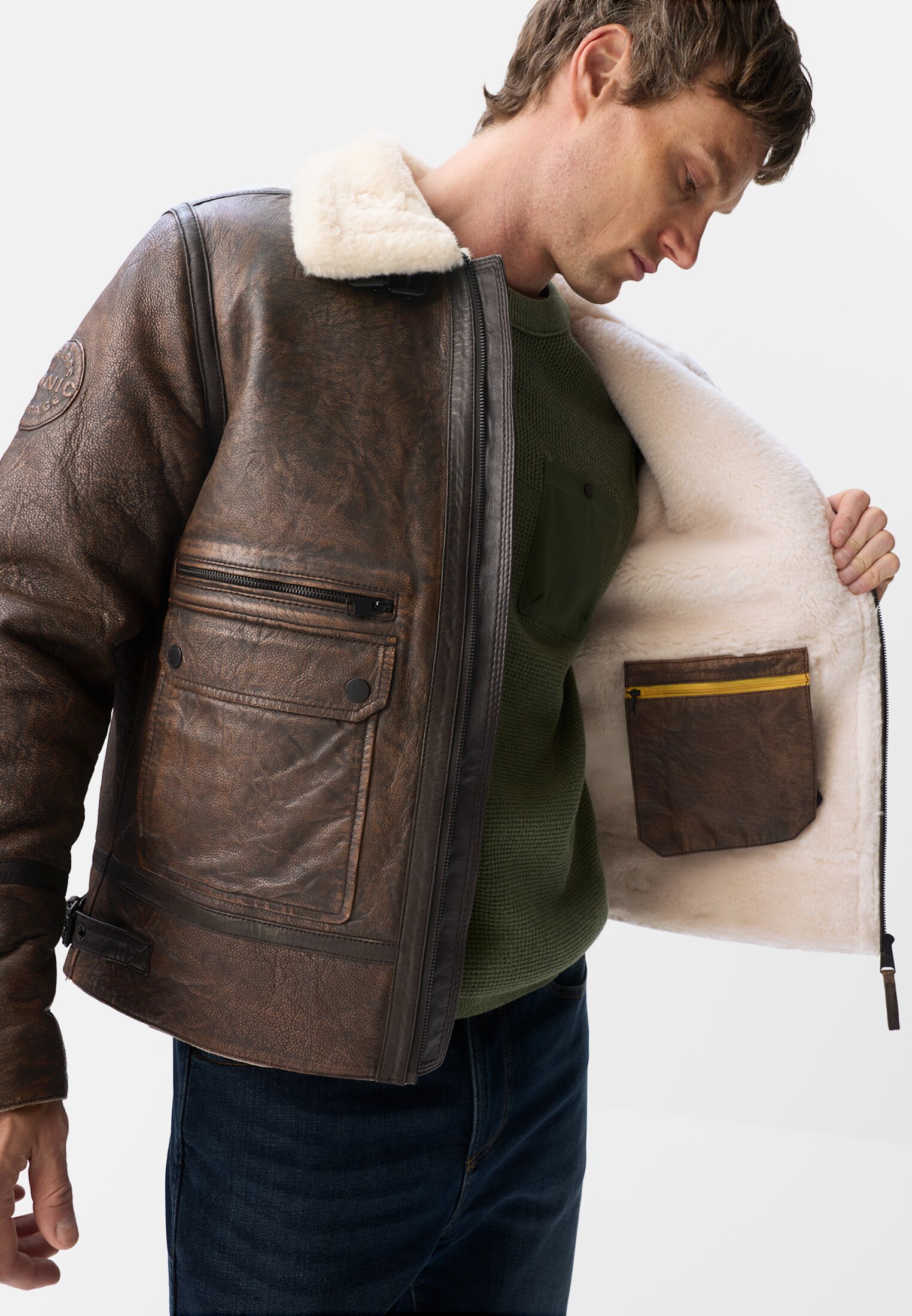 Herren Gefütterte Lederjacke mit Innentasche Dunkelbraun getragen emotional