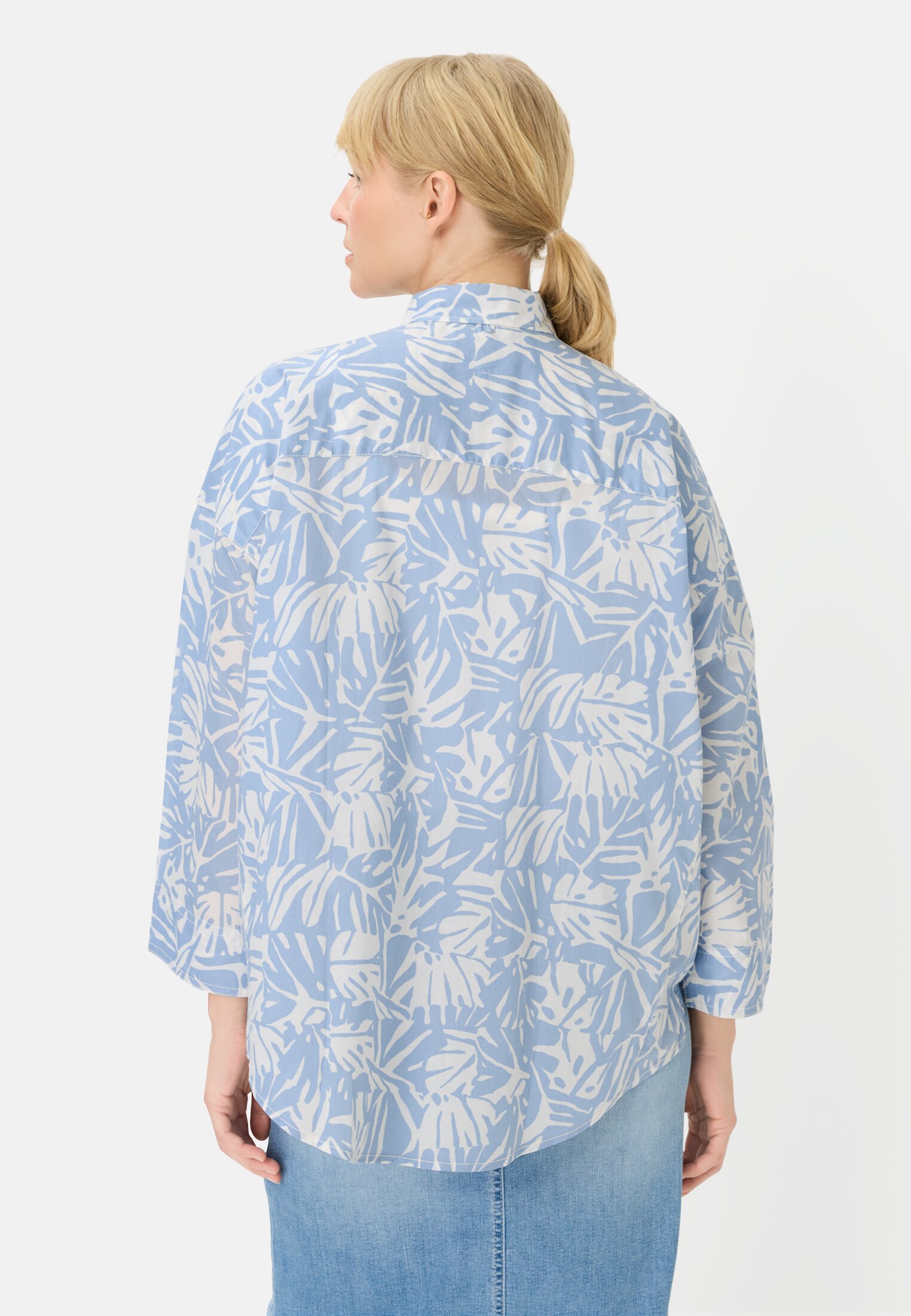 Damen Oversized Langarmbluse mit Knopfleiste Zartes Blau getragen hinten