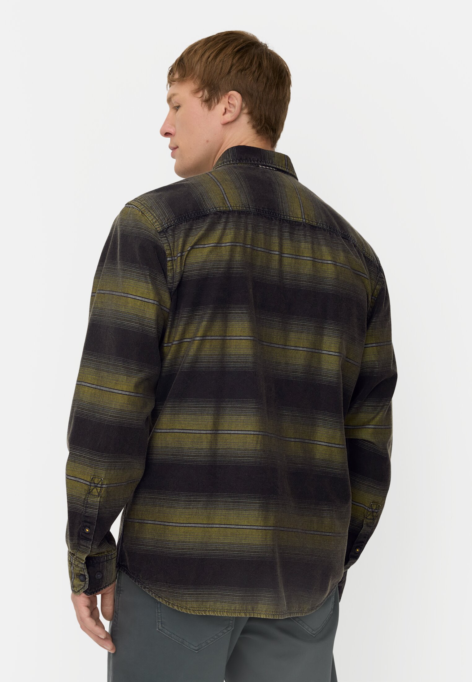 Herren Hemd mit Brusttaschen Olive Green getragen hinten