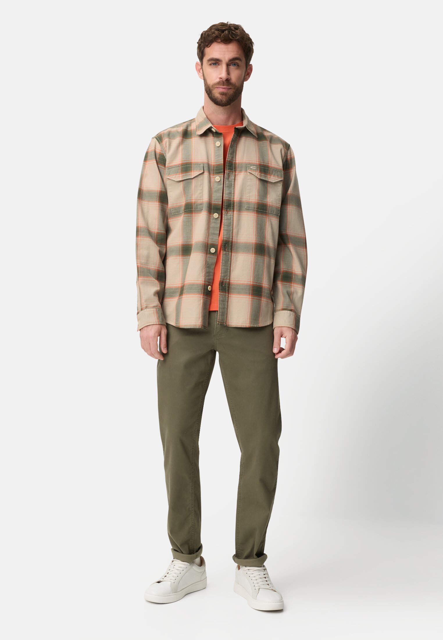 Herren Langarmhemd aus reiner Baumwolle Olivgrün getragen vorne Ganzkörper