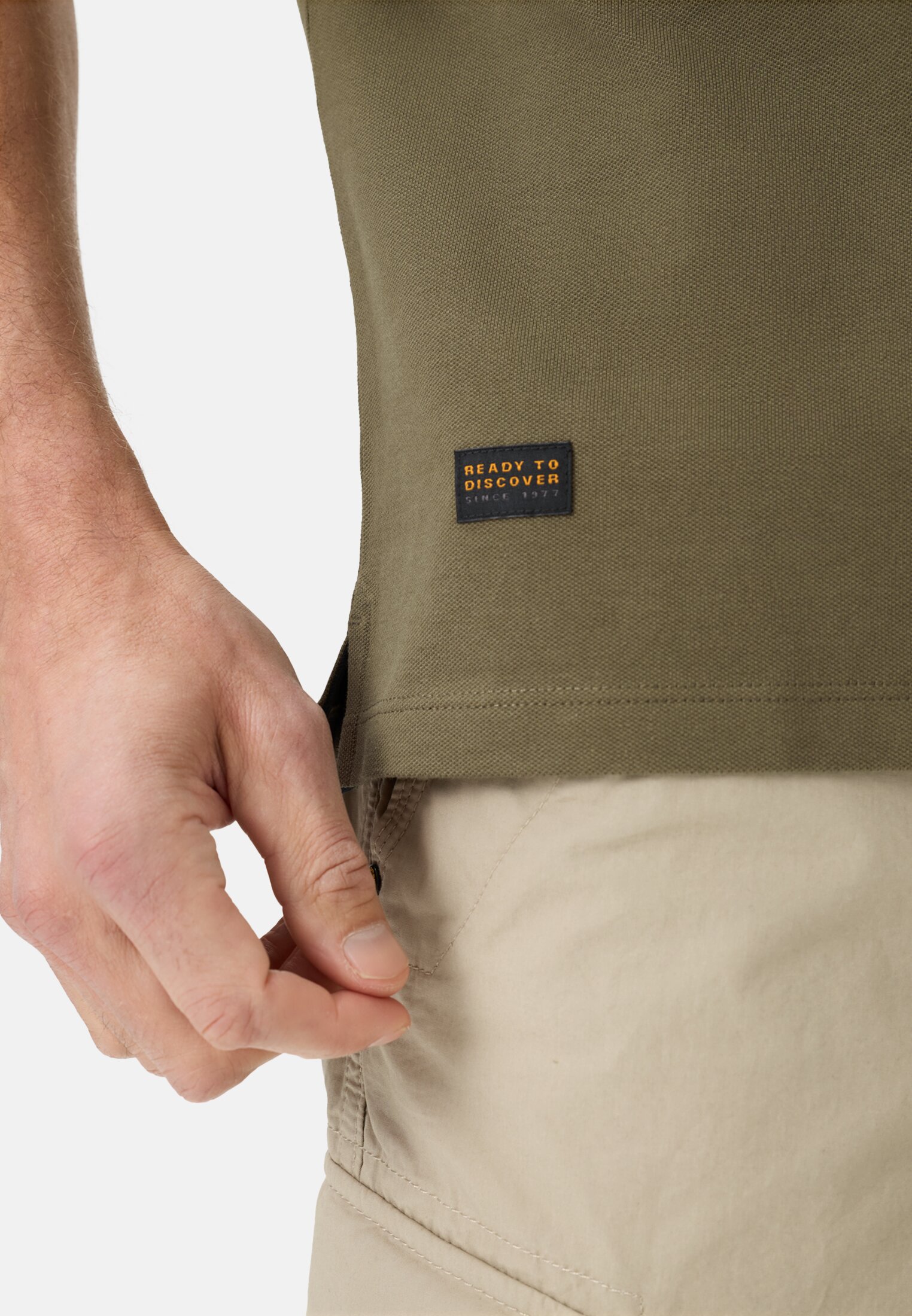 Herren Poloshirt mit Kontrastdetails Olivgrün getragen detailliert nah