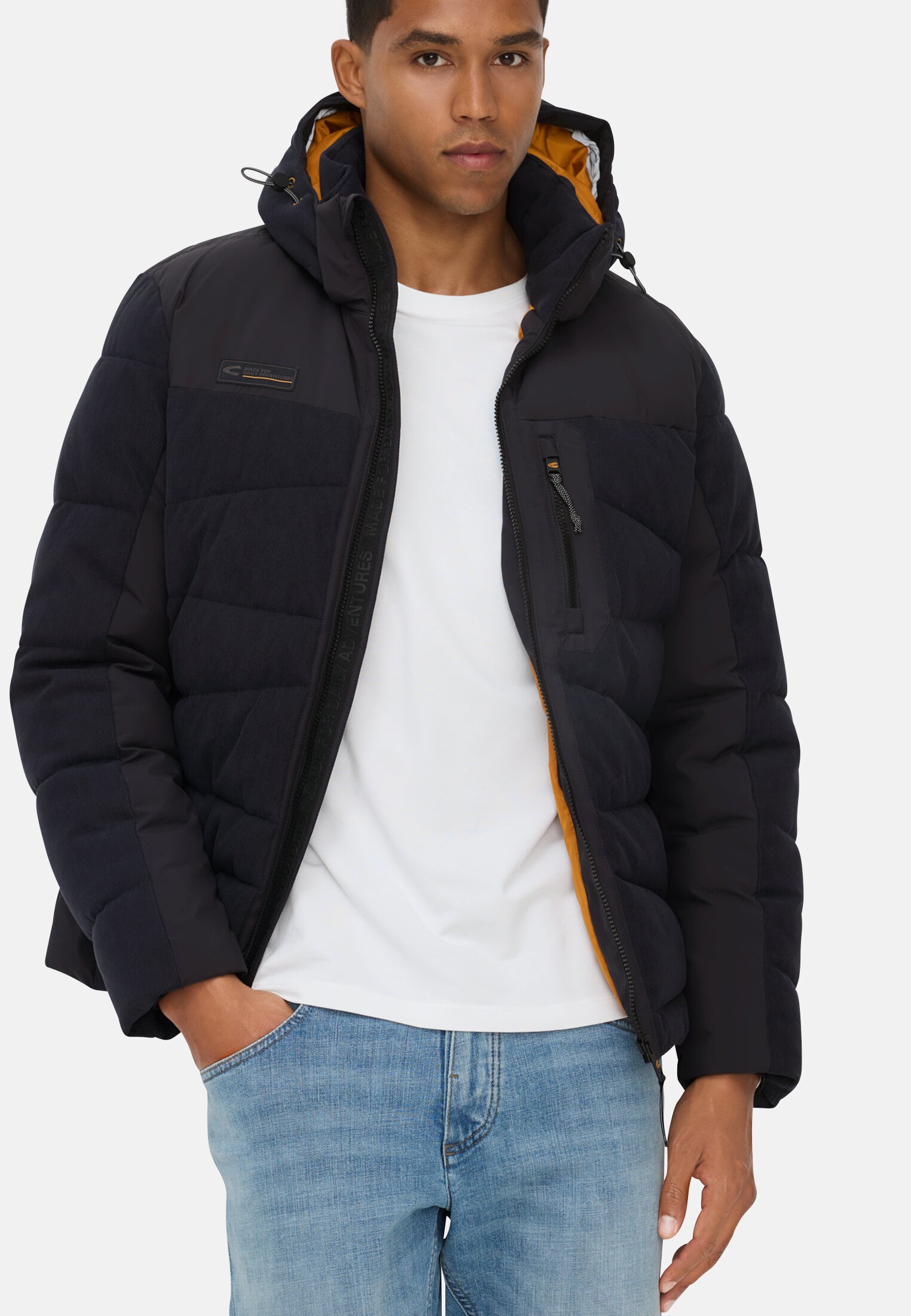 Herren Steppjacke mit abnehmbarer Kapuze Navyblau getragen emotional