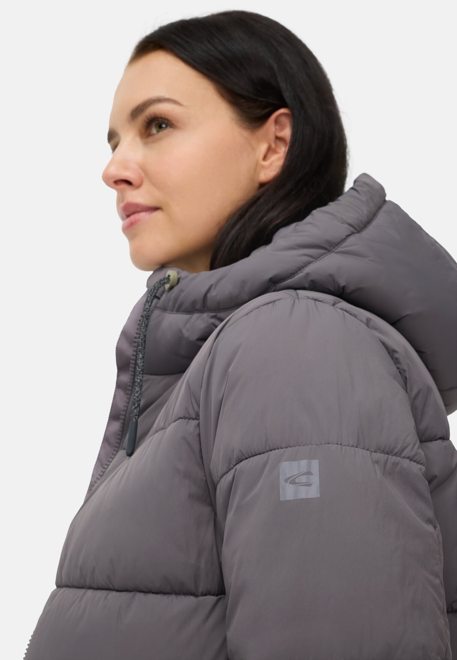Damen Pufferjacke mit Kapuze Schiefer getragen detailliert nah
