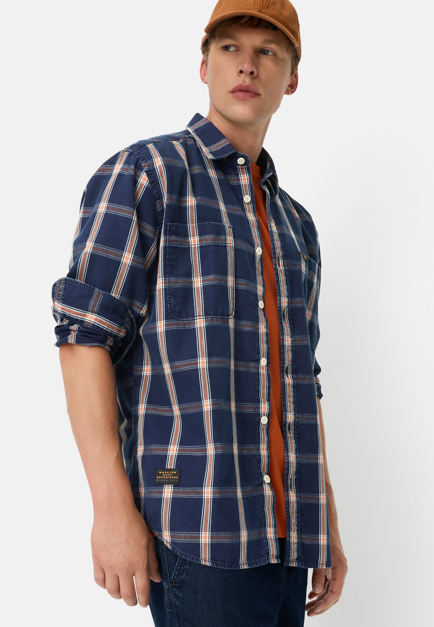 Herren Hemd mit Brusttaschen Blau-Orange getragen emotional