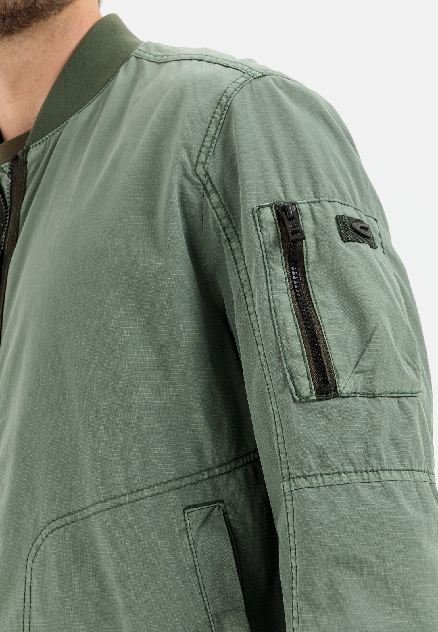 Herren Blouson mit Collegekragen Grün getragen detailliert nah