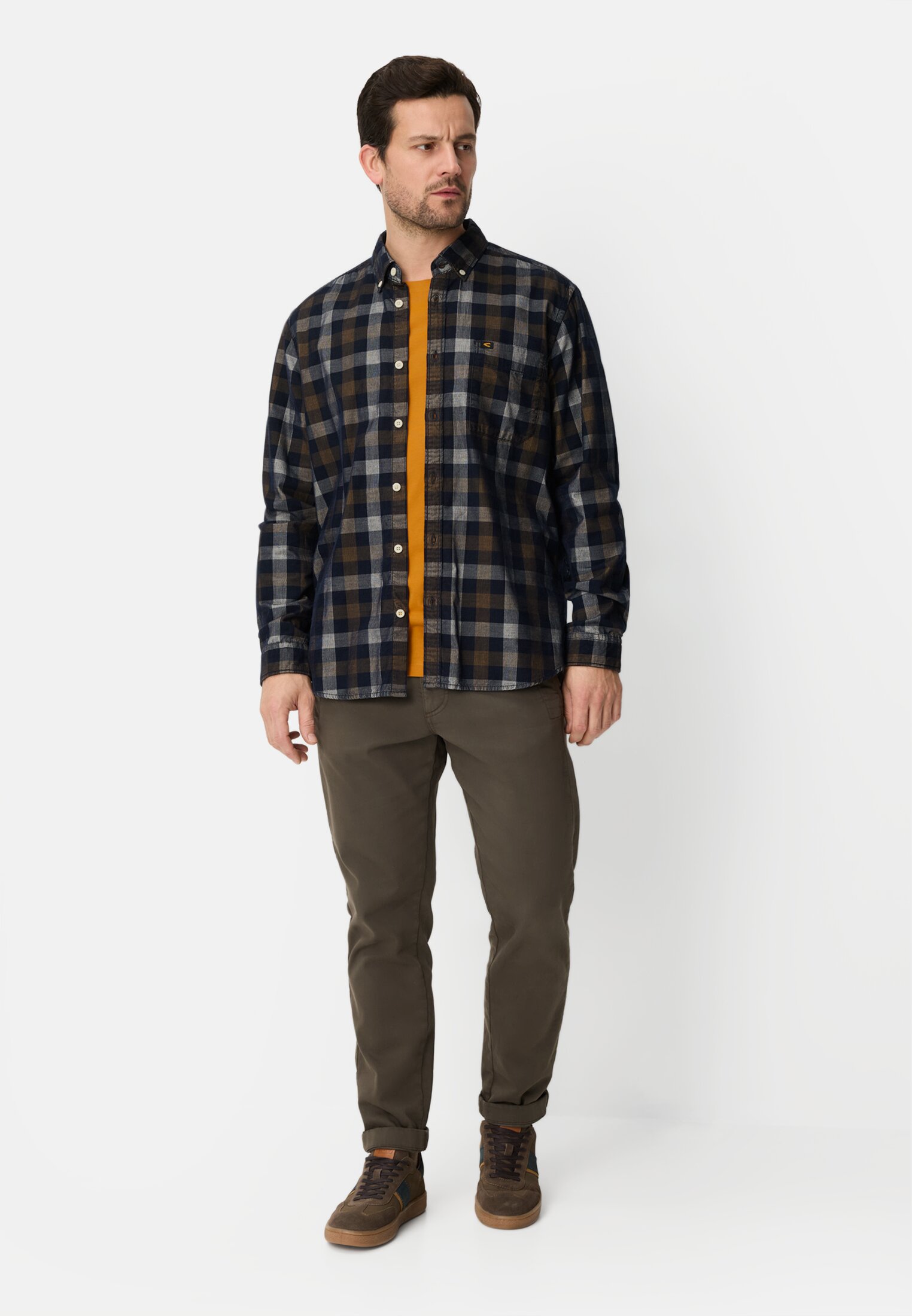 Herren T-Shirt aus reiner Baumwolle Orange getragen vorne Ganzkörper