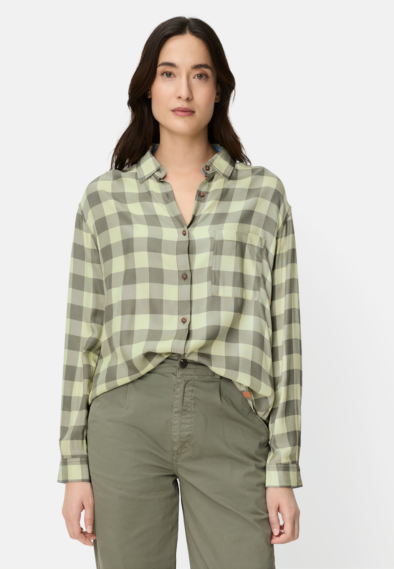 Damen Bluse mit Brusttasche Limettengrün kariert getragen vorn