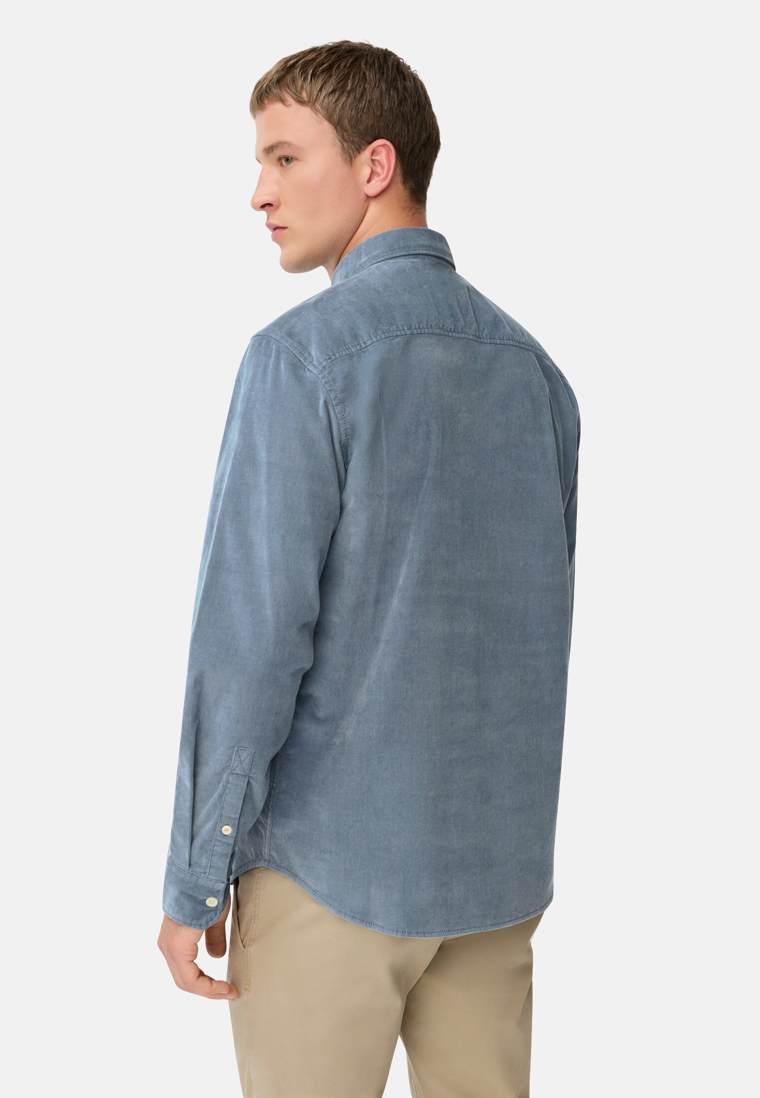 Herren Langarm Shirt mit Button-Down-Kragen und Brusttasche Steinblau getragen hinten