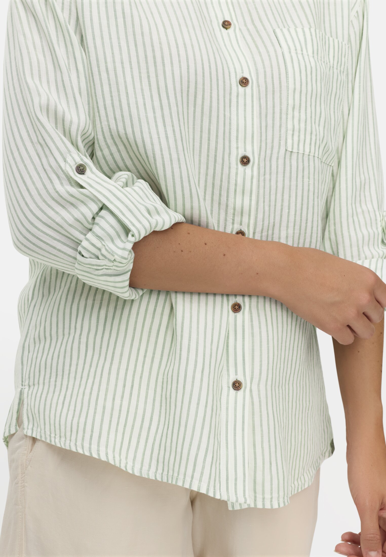 Damen Bluse mit Kentkragen Jadeblau getragen detailliert nah