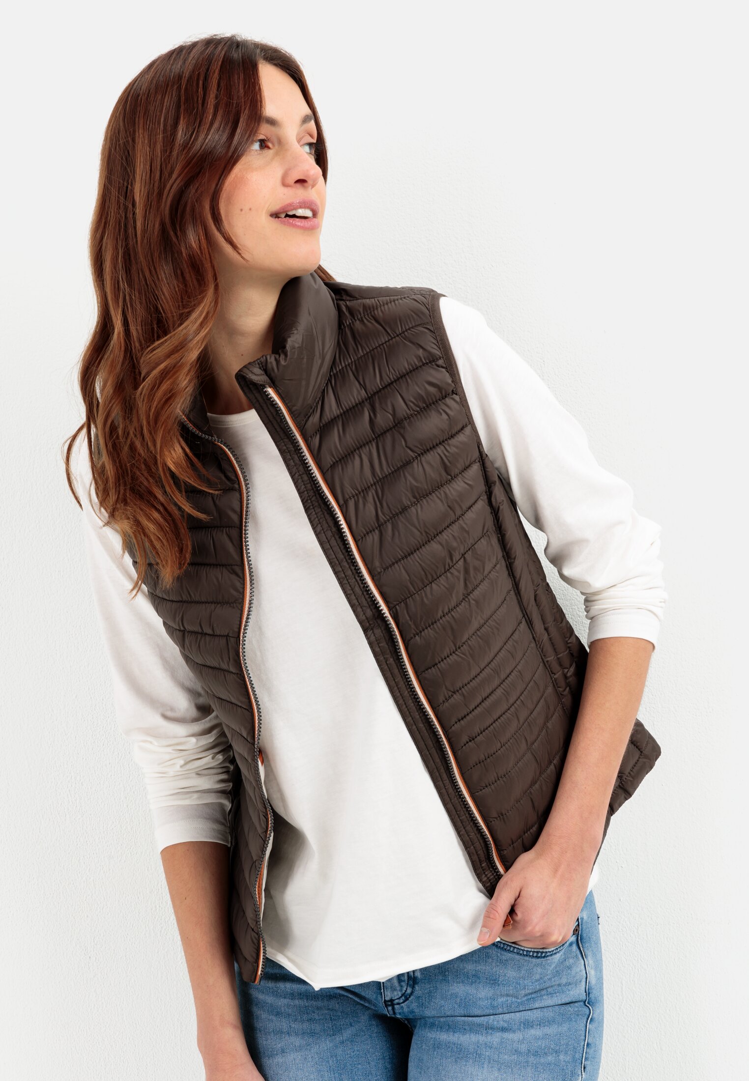 Damen Steppweste aus 100% recyceltem Material Braun getragen emotional