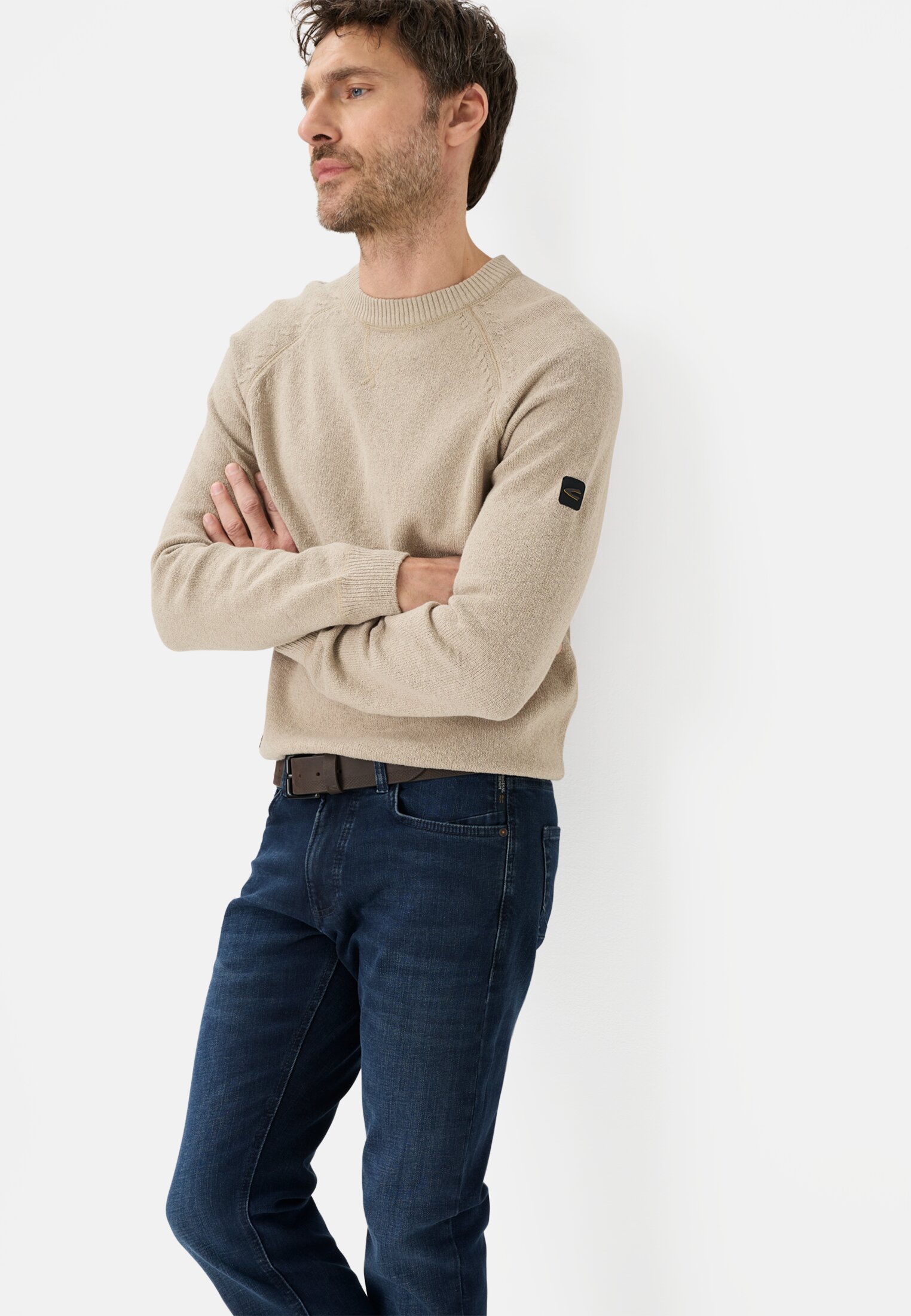 Men Slim Fit 5-Pocket Jeans Dark Blue worn emotional