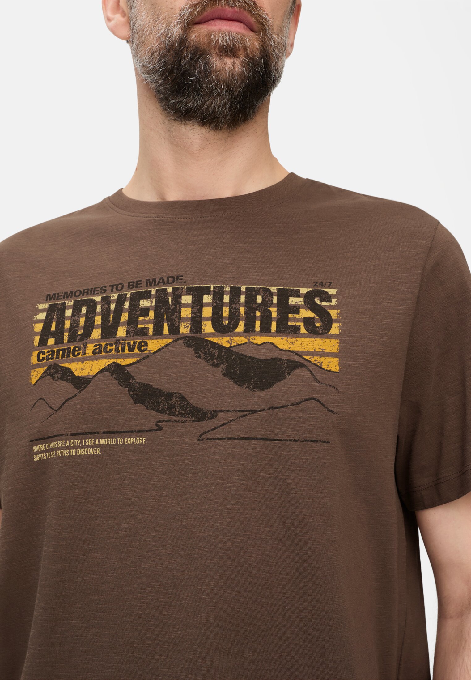 Men T-shirt made of pure cotton Mud Brown worn detail close