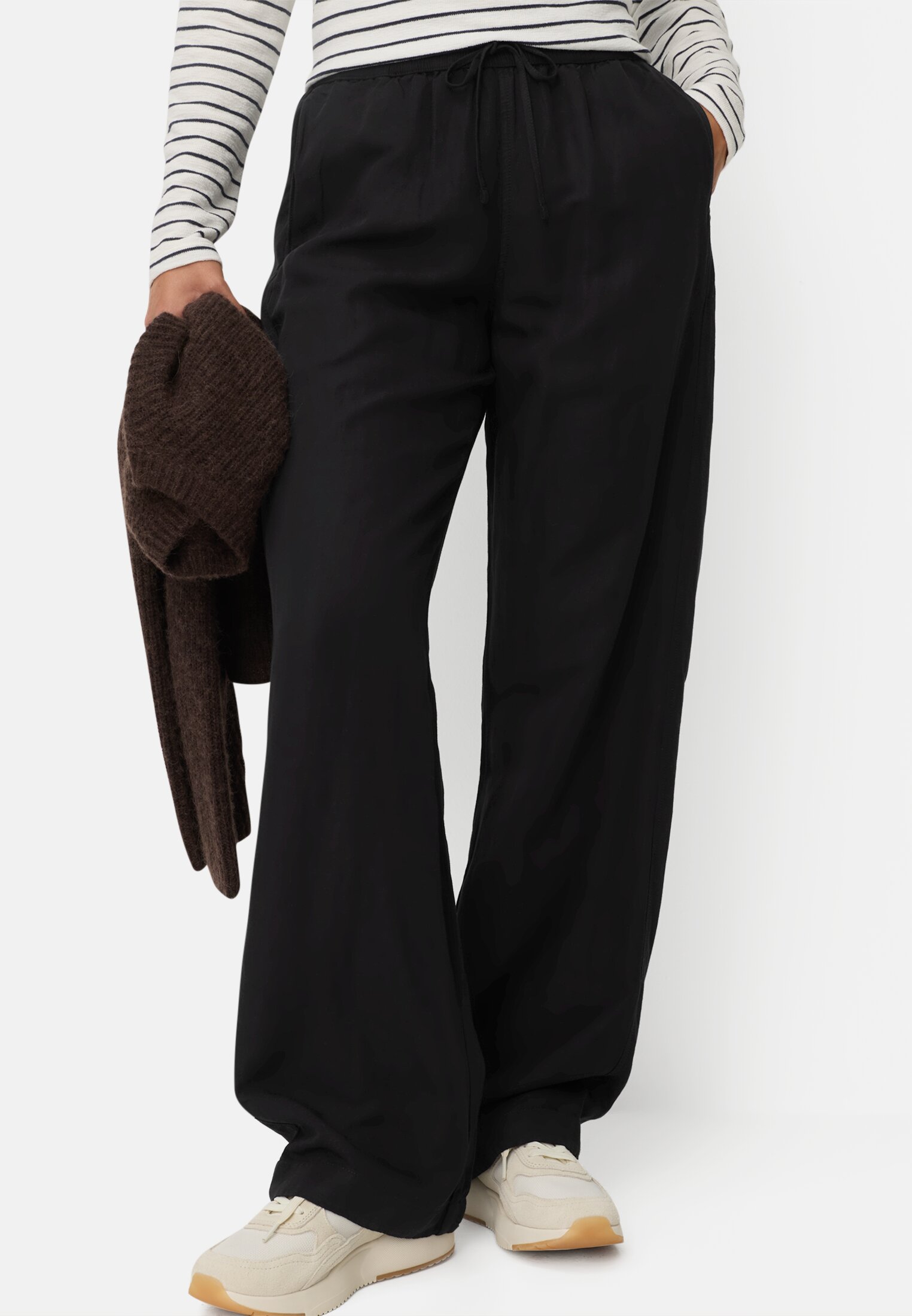 Women Casual trousers with wide-leg Caviar worn emotional