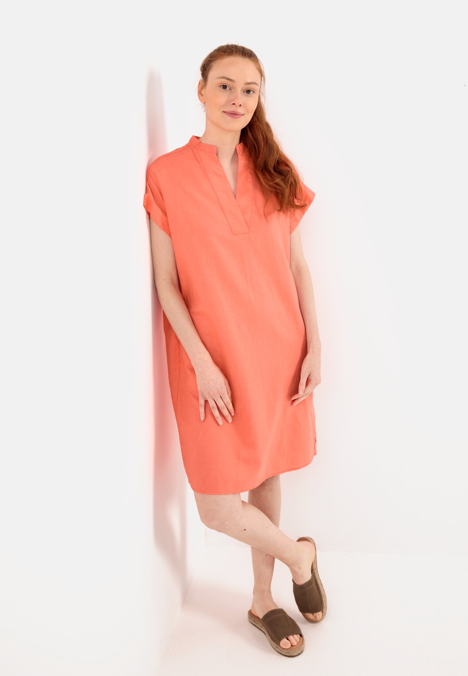 MI_391130-1S76-53_M4-00 Women Slip-on Dress from a linen-cotton mix Coral worn emotional
