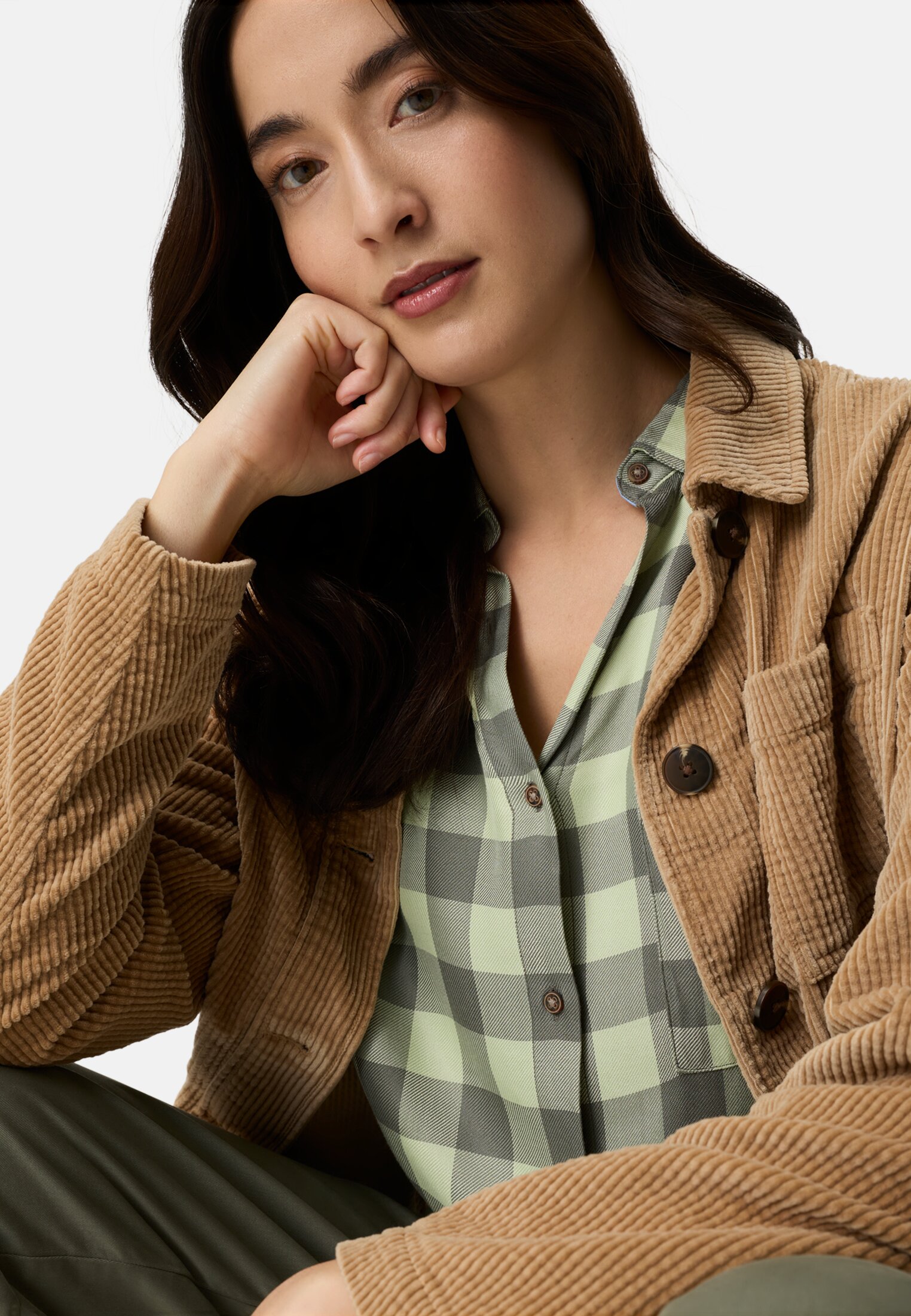 Damen Bluse mit Brusttasche Limettengrün kariert getragen emotional