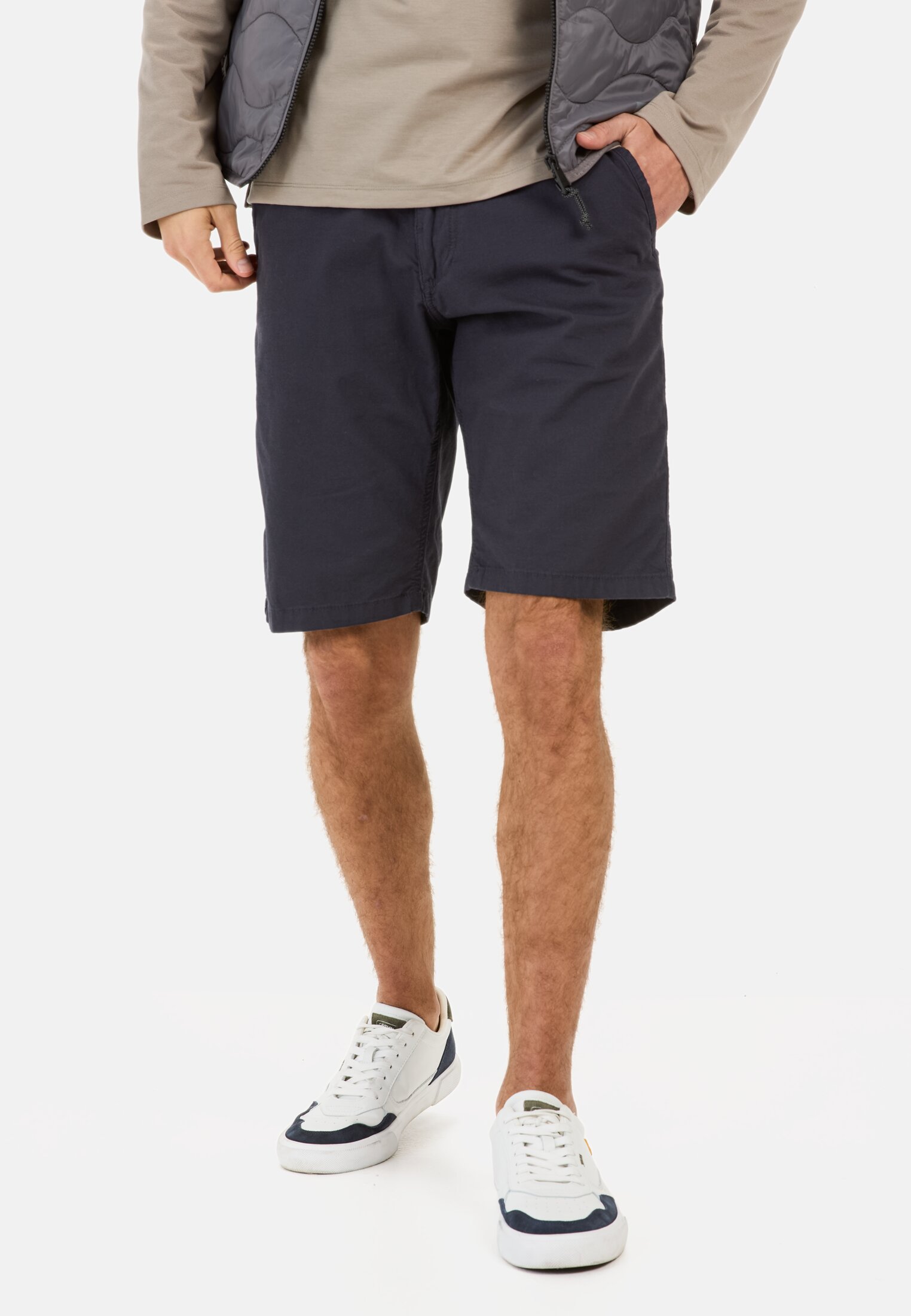 Men Cotton chino shorts with stretch Dark Blue worn front