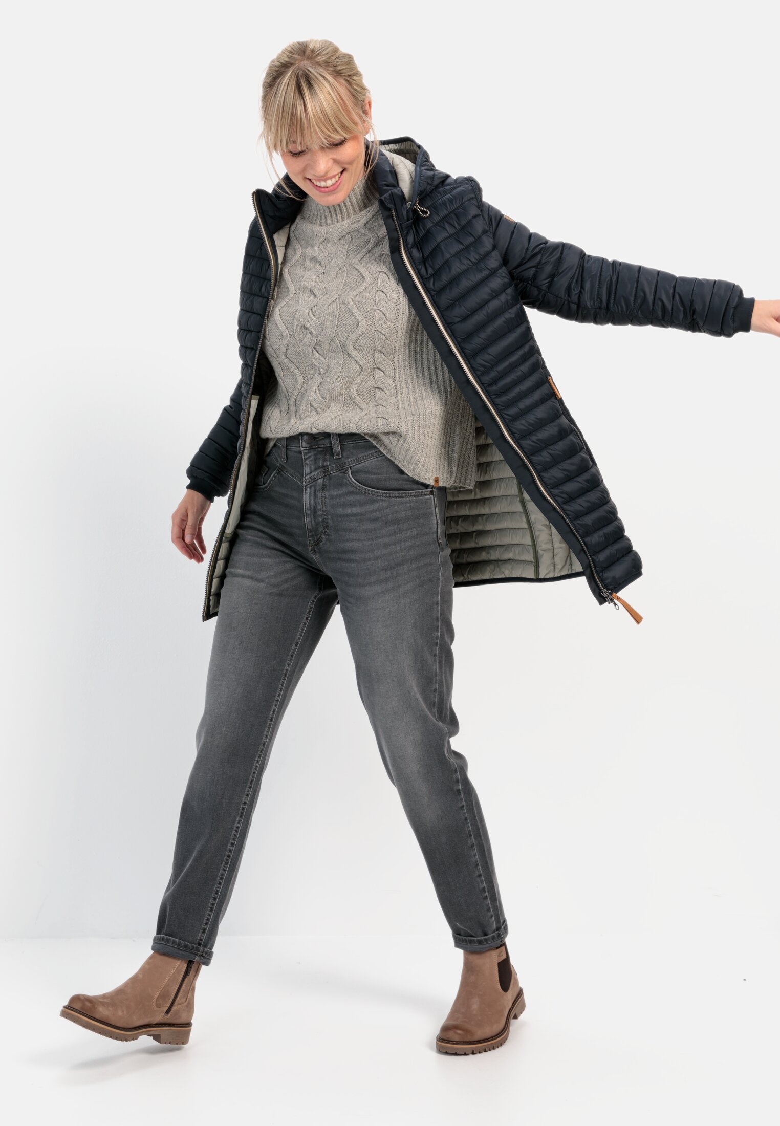 Damen Steppjacke aus recyceltem Polyamid Dunkelblau getragen emotional