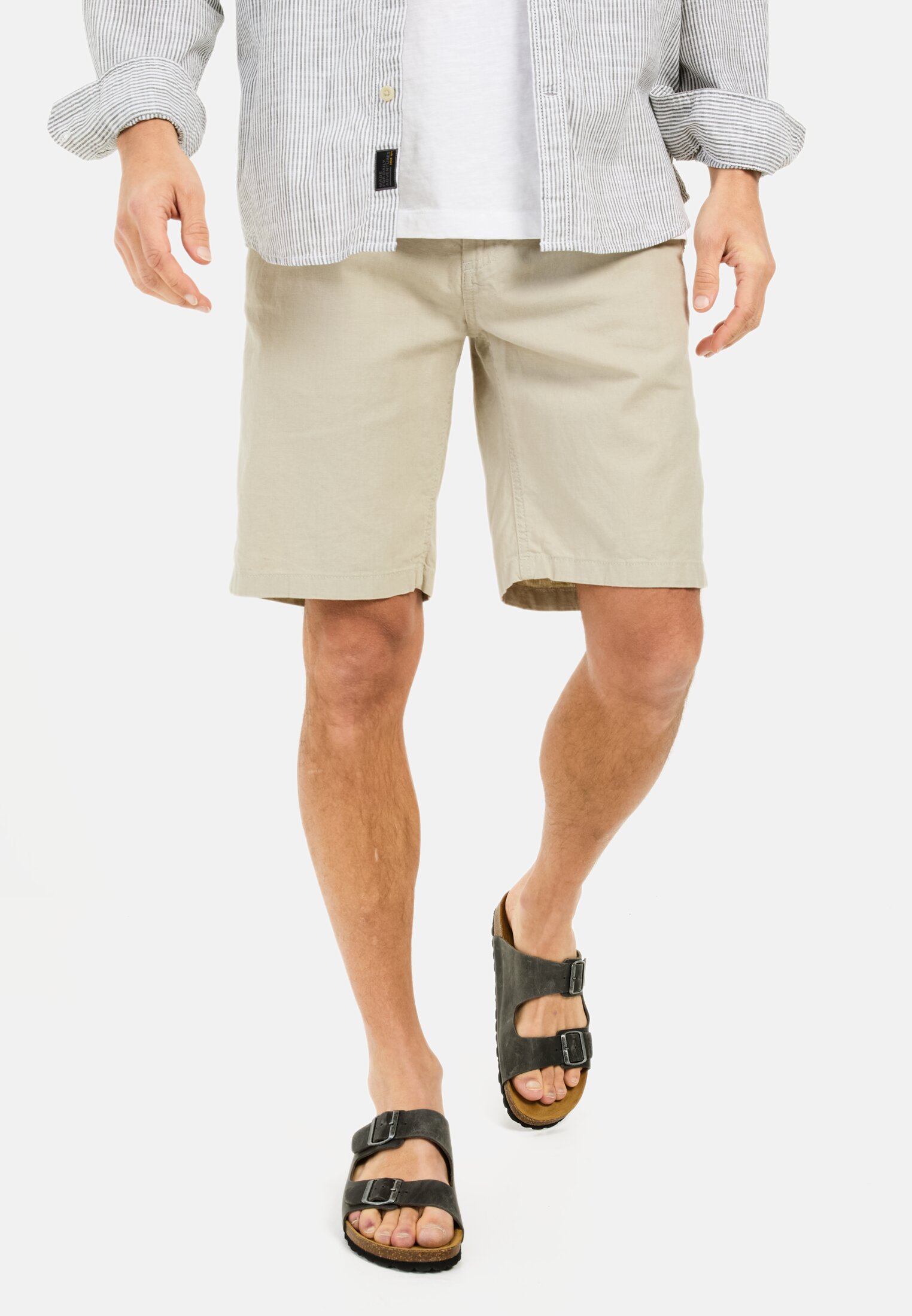 Men Chino shorts with elastic waistband Beige worn front