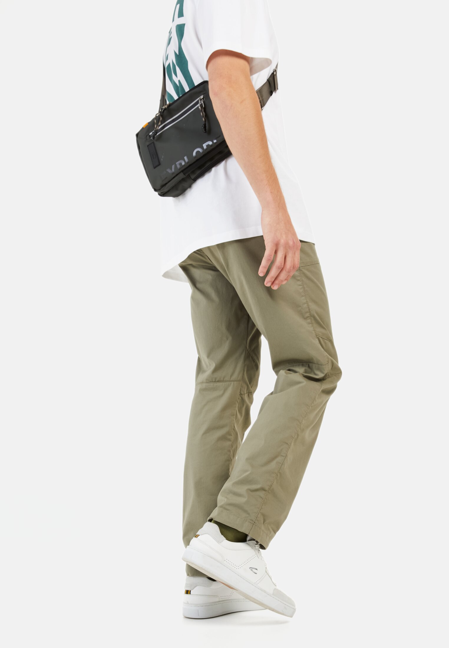 Men Lightweight chinos in a relaxed fit Green worn emotional