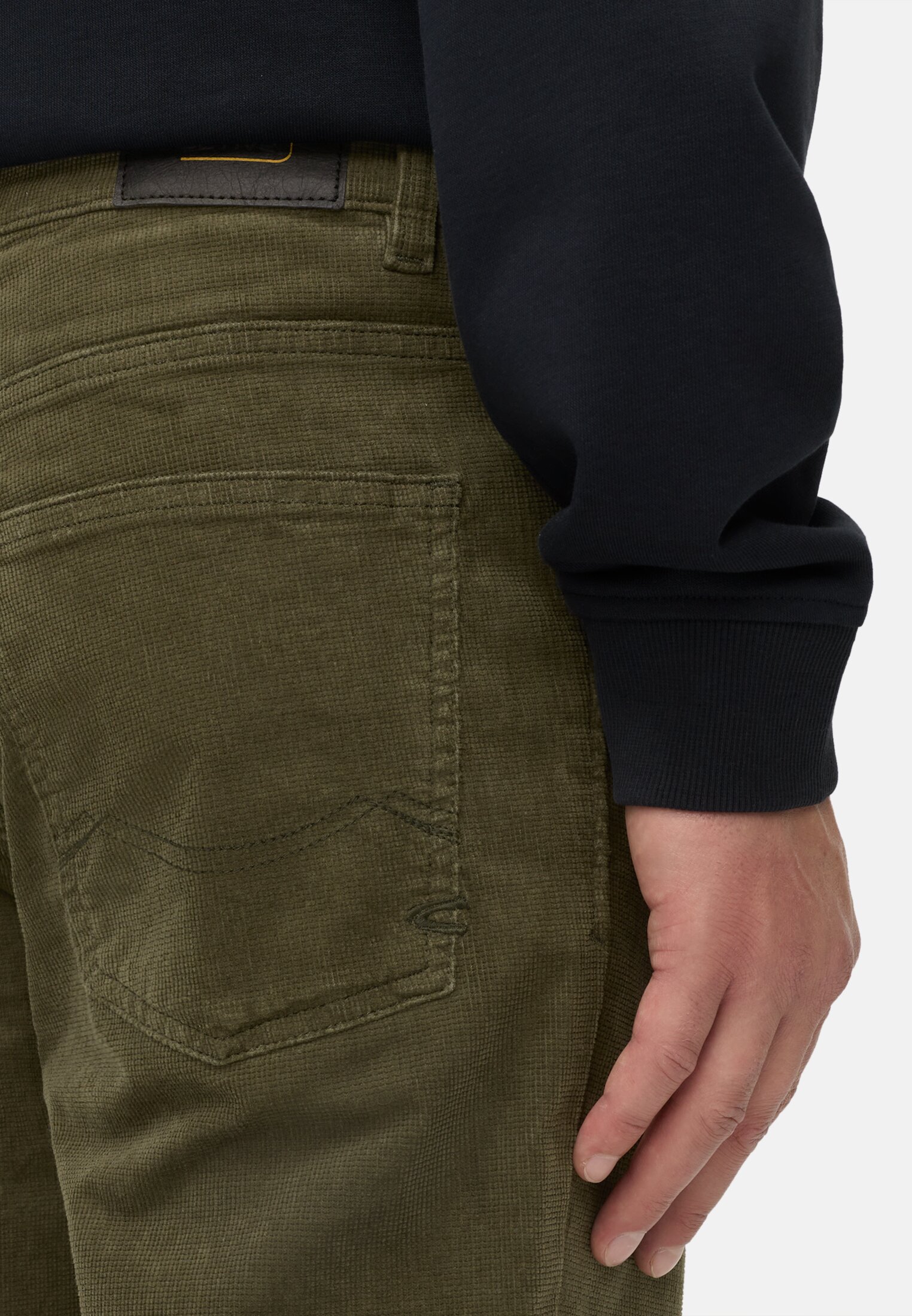 Herren 5-Pkt Regular Fit Hose aus Baumwollmix Waldgrün getragen detailliert nah