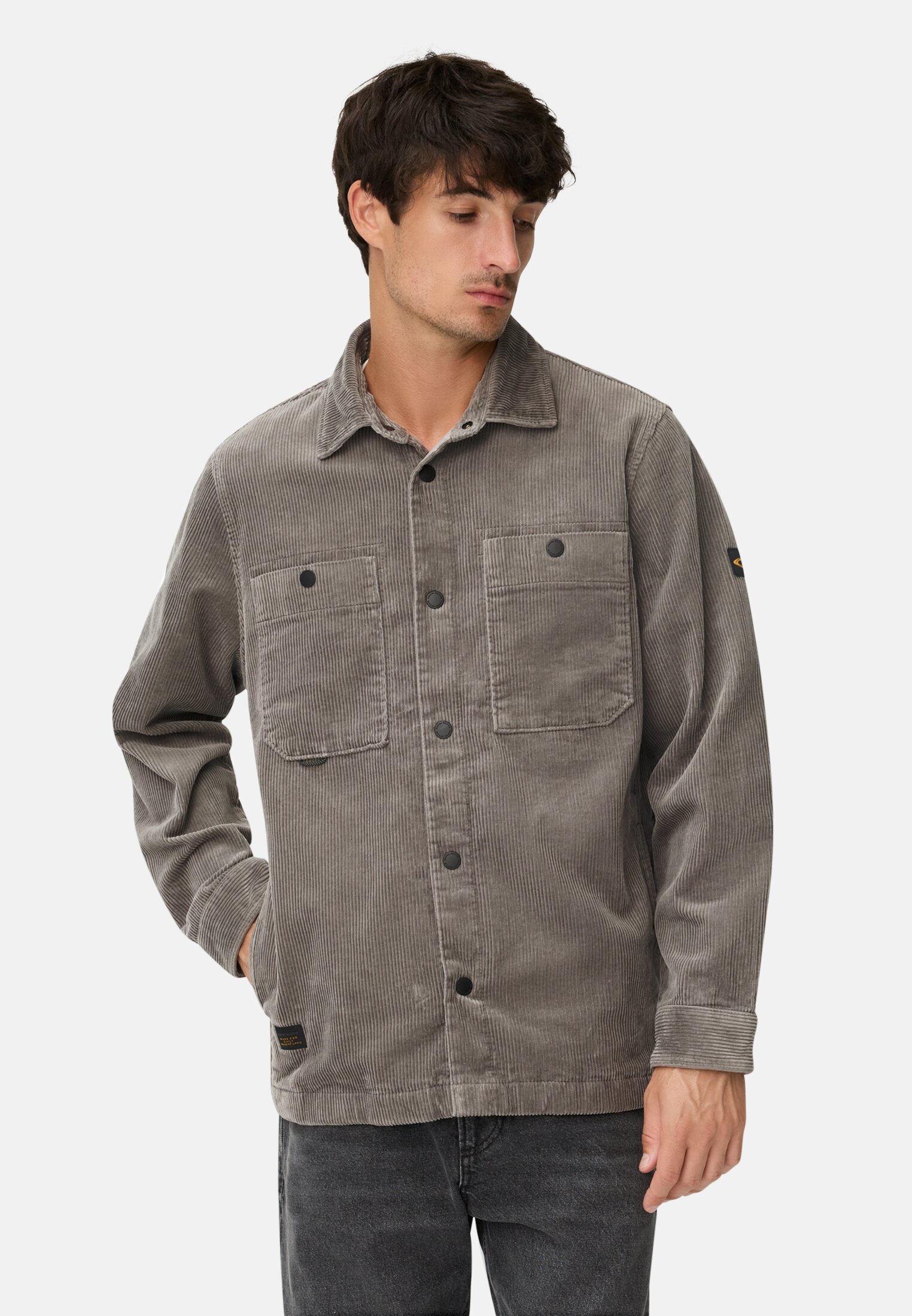 Herren Cord Overshirt mit Druckknöpfen Steingrau getragen vorn