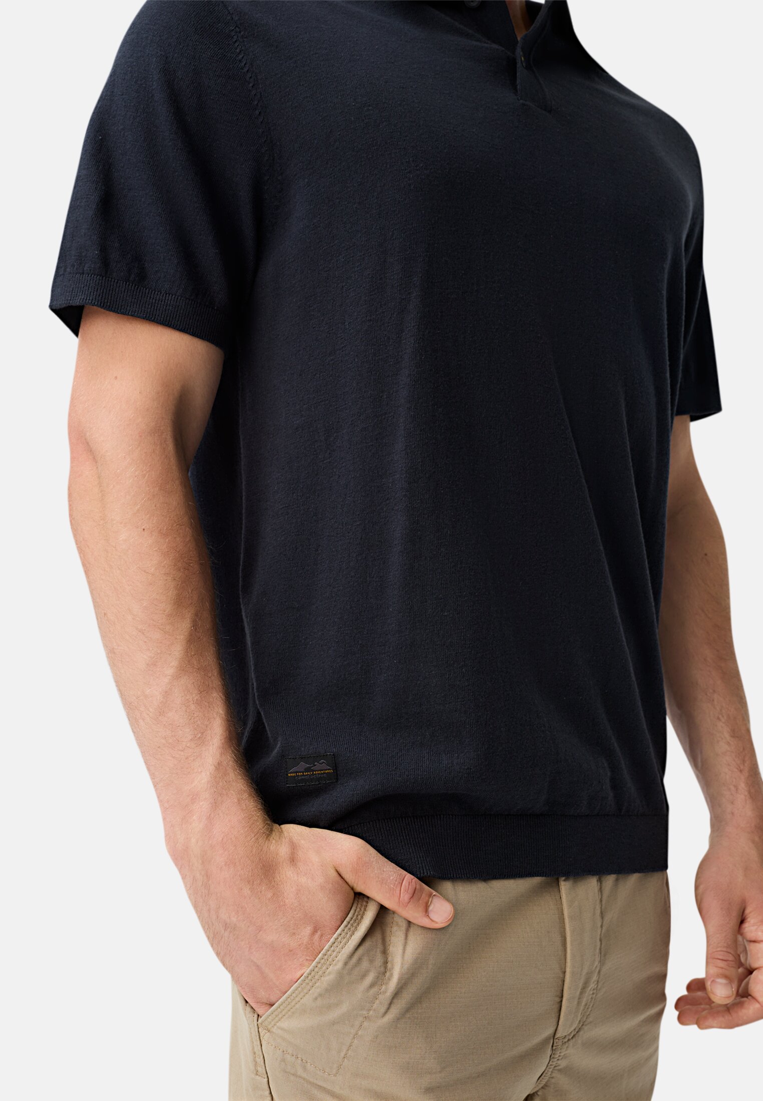 Herren Leichtes Strick-Polo aus reiner Baumwolle Navyblau getragen detailliert nah