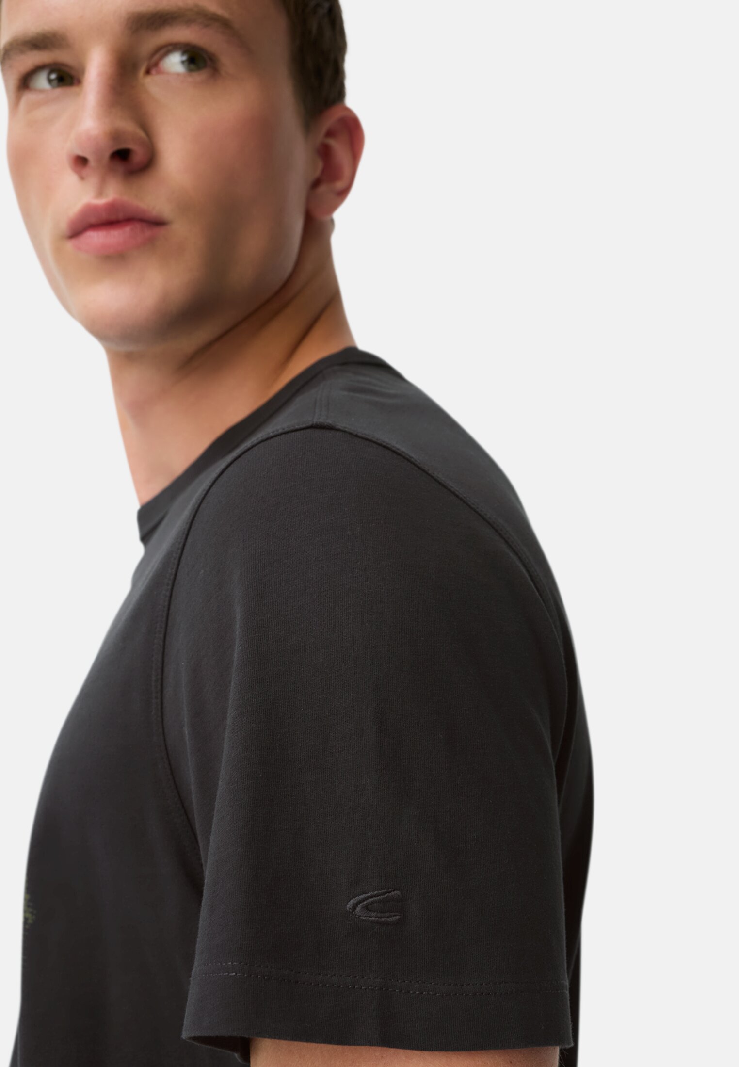 Herren T-Shirt aus reiner Baumwolle mit Rundhalsausschnitt Schwarz getragen detailliert nah
