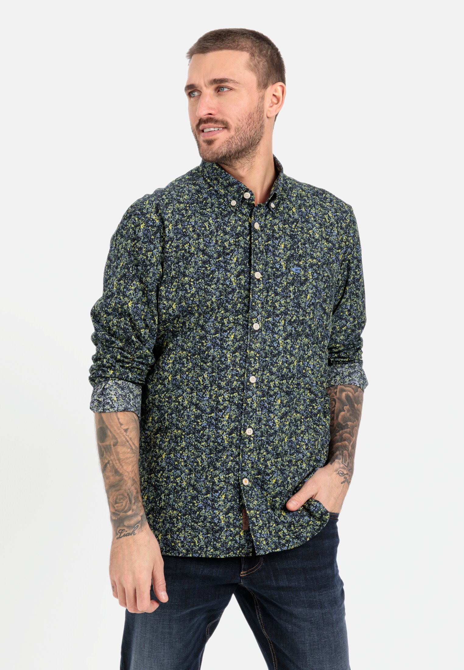 Herren Langarm Hemd mit Allover-Print Schwarz-Gelb getragen vorn