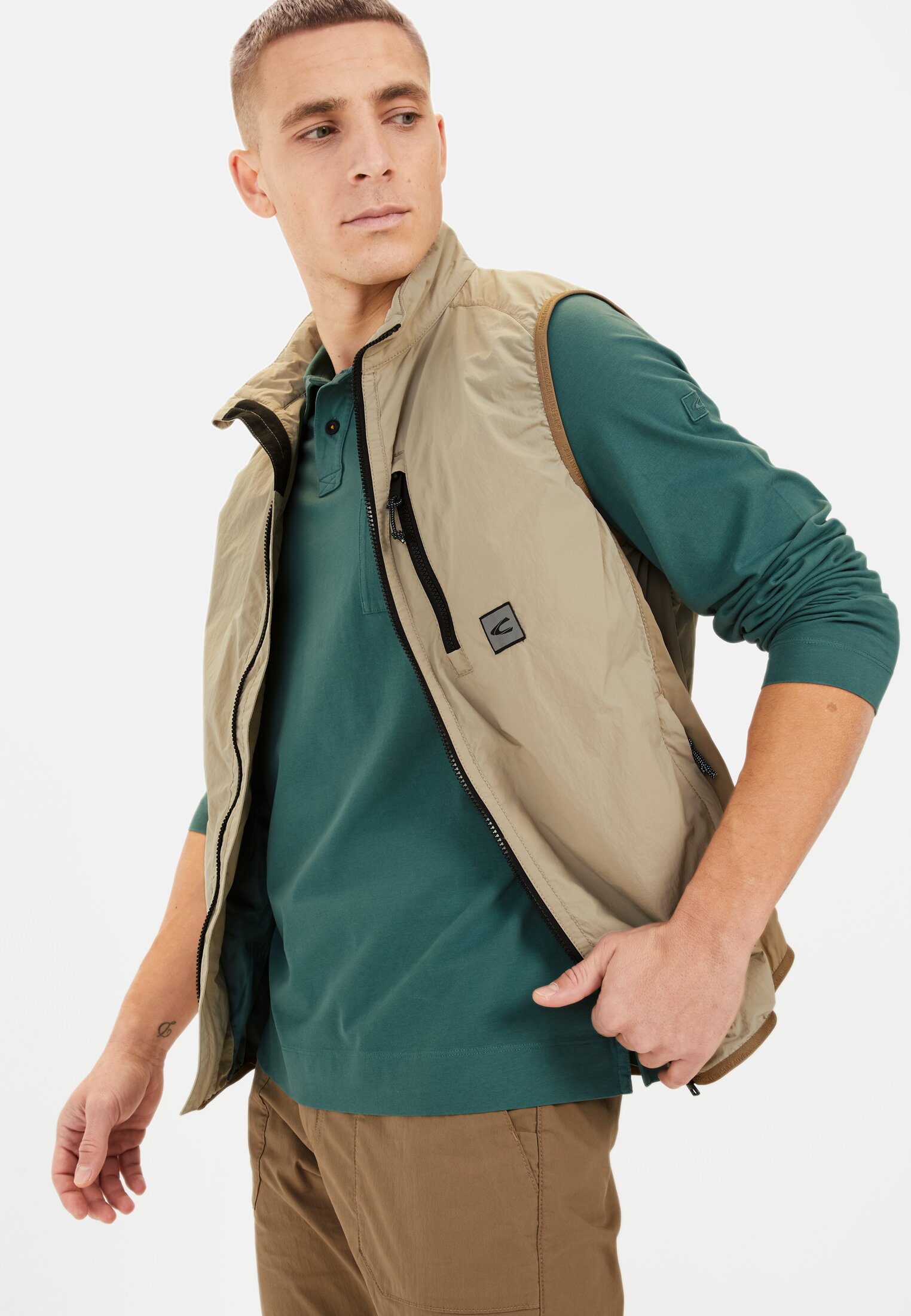 Herren Langarm Poloshirt aus reiner Baumwolle Dunkelgrün getragen emotional