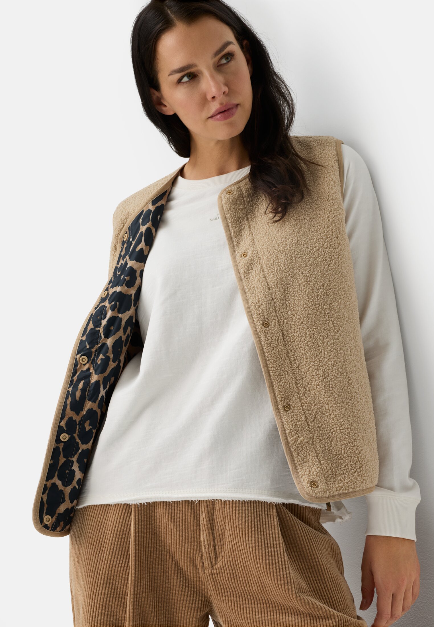 Women Fleece vest with button closure Cashmere worn emotional