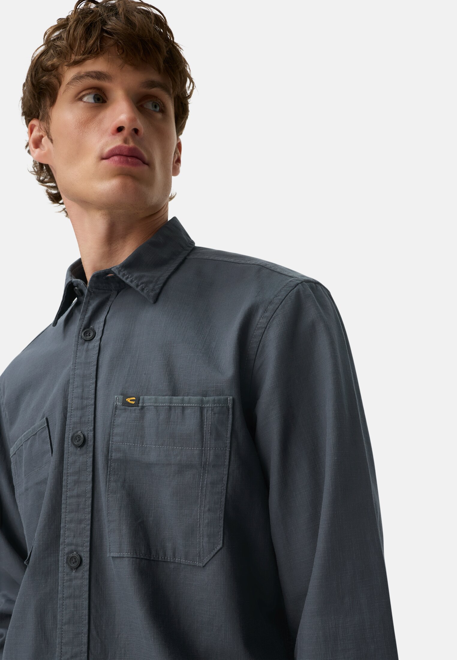 Heren Shirt met lange mouwen, kentkraag en borstzakken Inktblauw gedragen detail dichtbij  