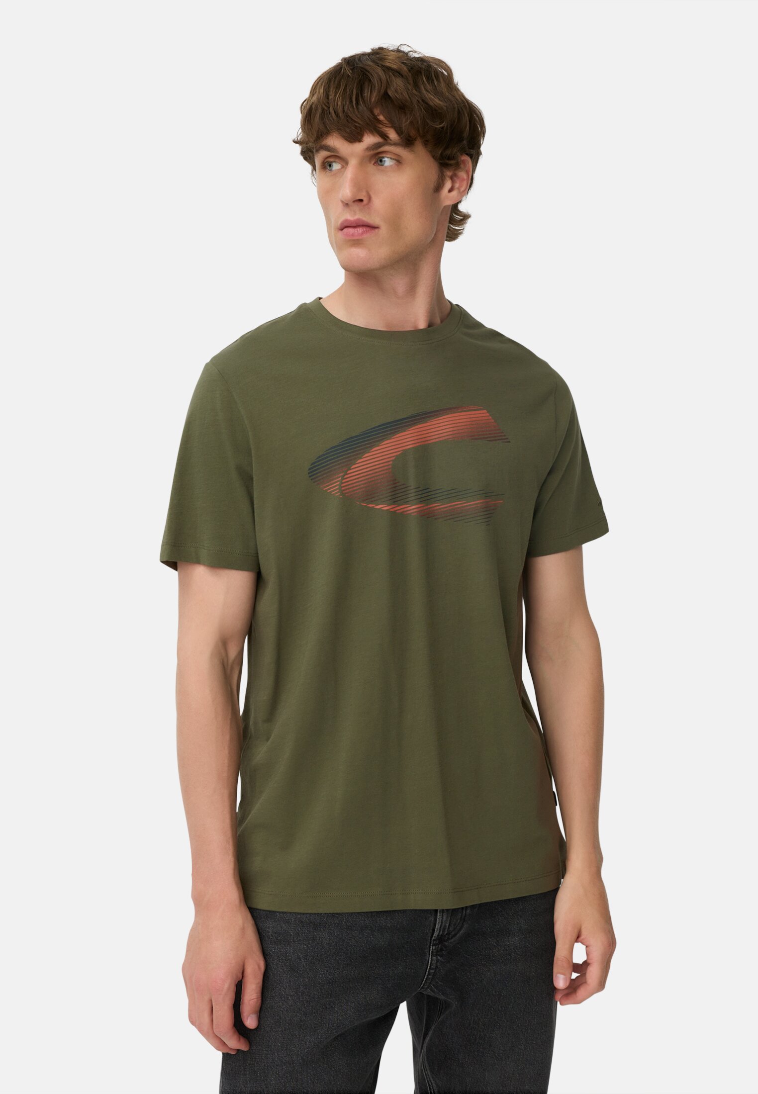 Herren T-Shirt mit Print aus nachhaltigem Organic Cotton Waldgrün getragen vorn