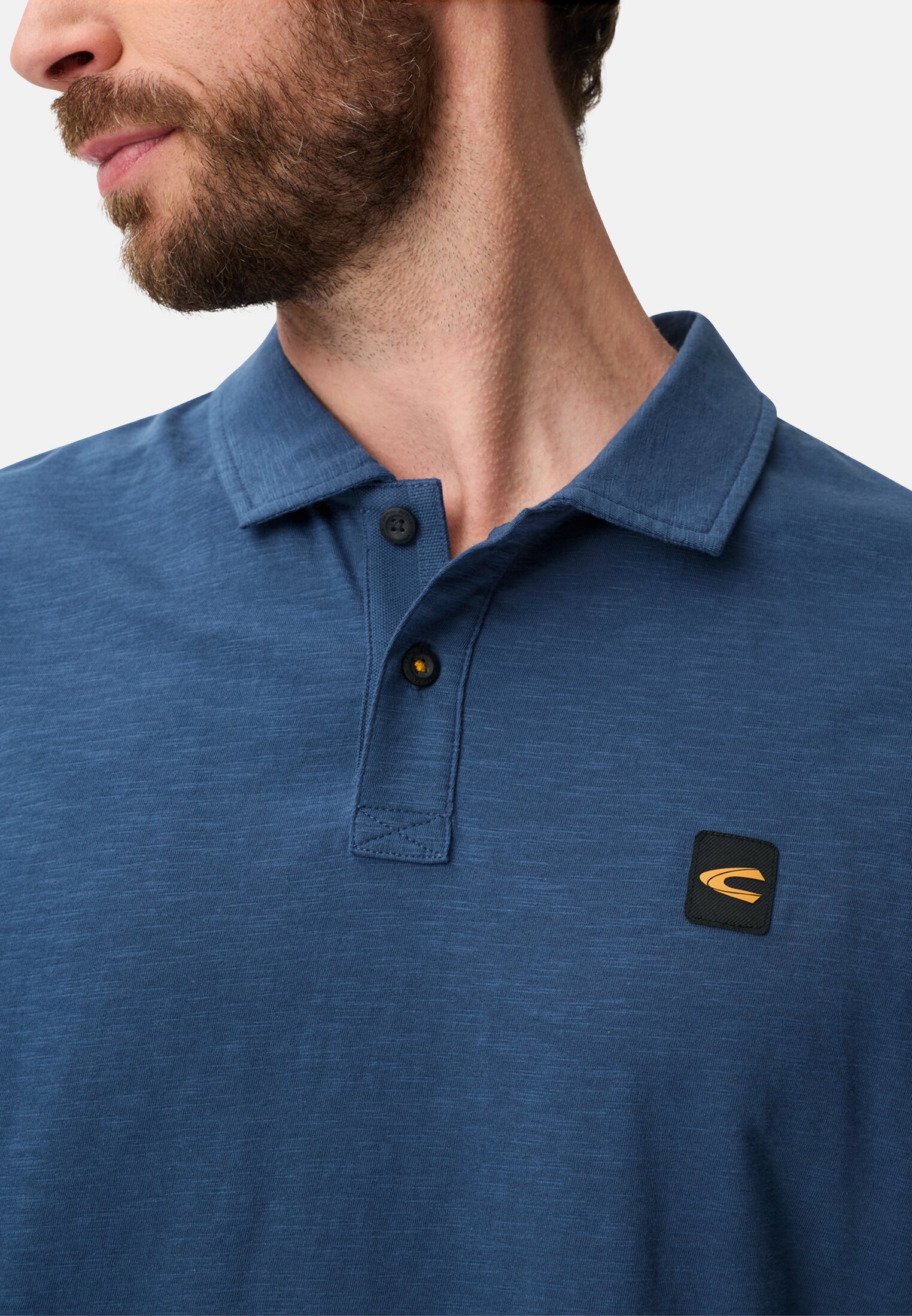 Herren Poloshirt aus reiner Baumwolle Indigoblau getragen detailliert nah