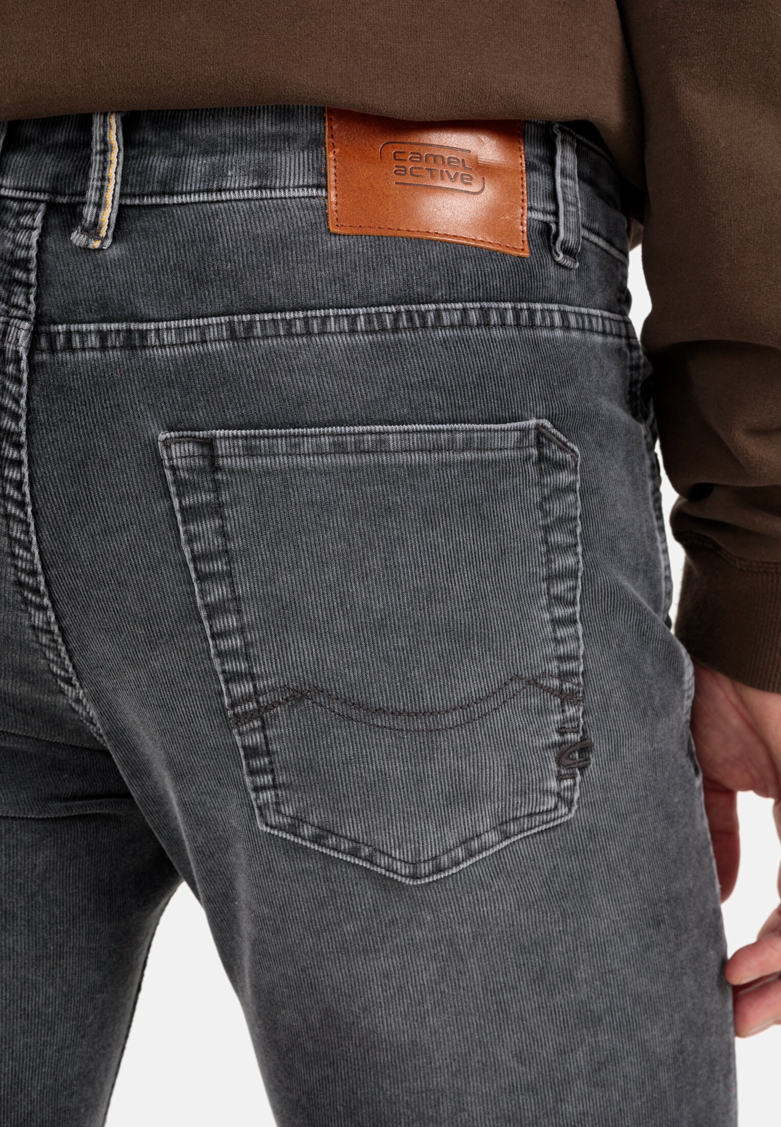 Herren Slim Fit 5-Pocket Cordhose Dunkelgrau getragen detailliert nah
