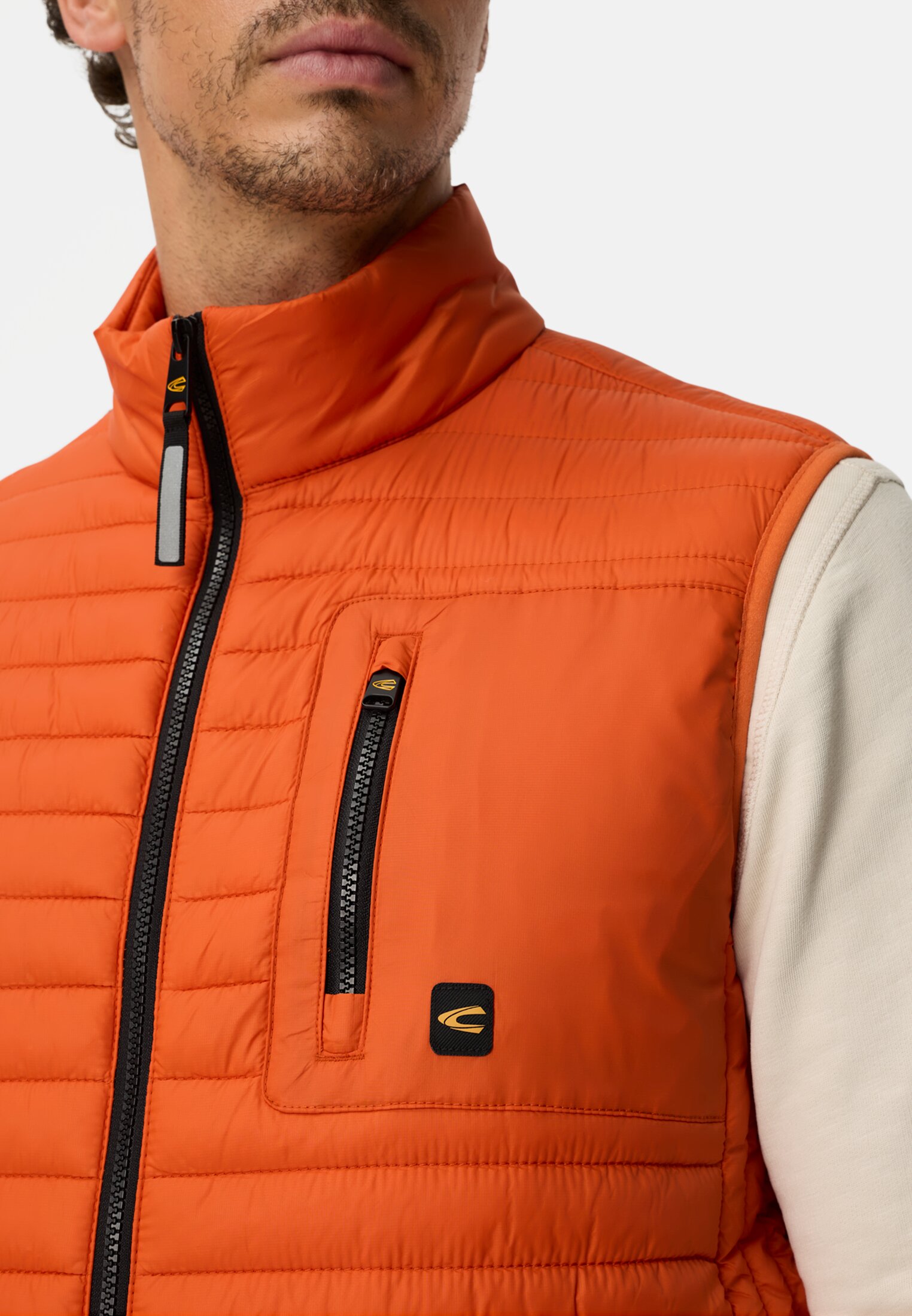 Herren Weste mit wasserabweisender Funktion Orange getragen detailliert nah